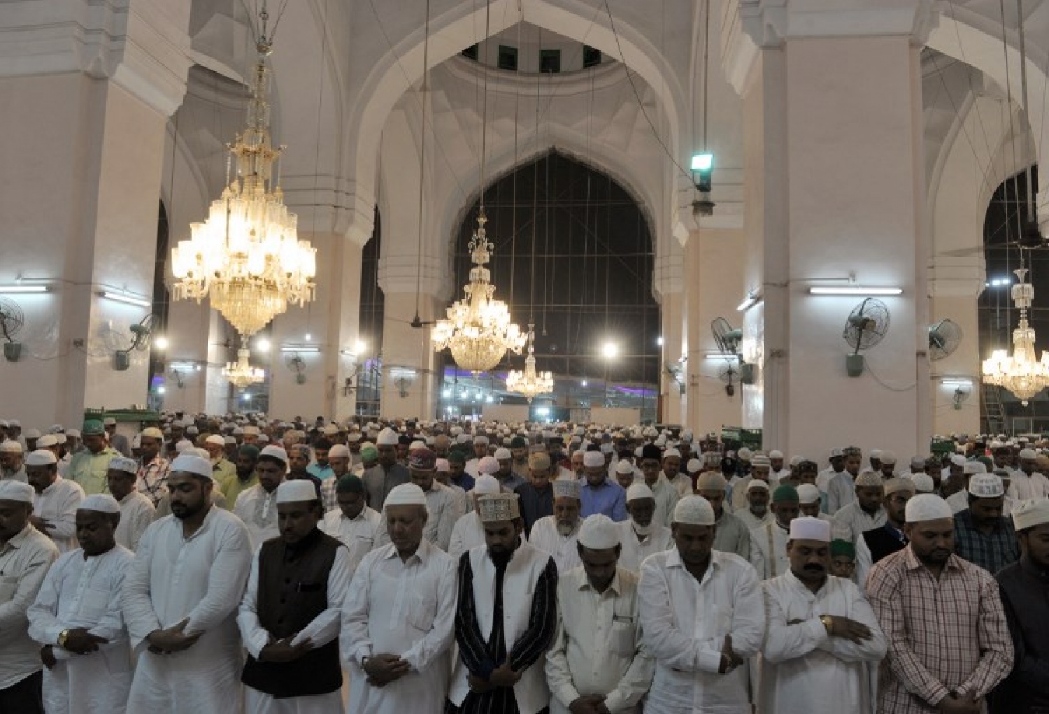 އިންޑިއާގެ ހައިދަރުއާބާދުގެ މިސްކިތެއްގައި ތަރާވީހު ނަމާދު ކުރަނީ. --ފޮޓޯ:އޭއެފްޕީ