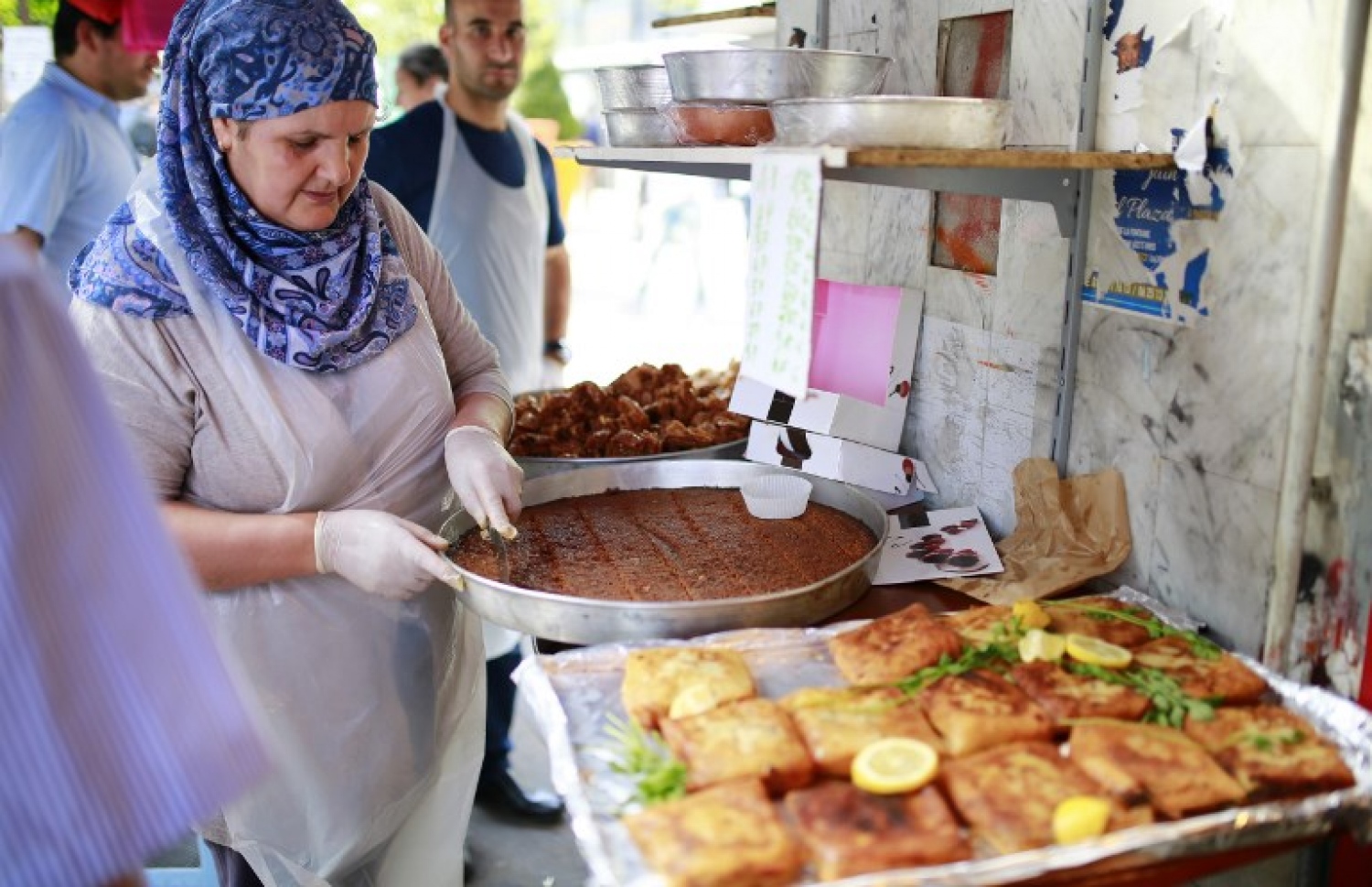 ޕެރިހުގައި ރޯދަ ވީއްލަން މީހަކު ތައްޔާރު ކުރަނީ. --ފޮޓޯ:އޭއެފްޕީ