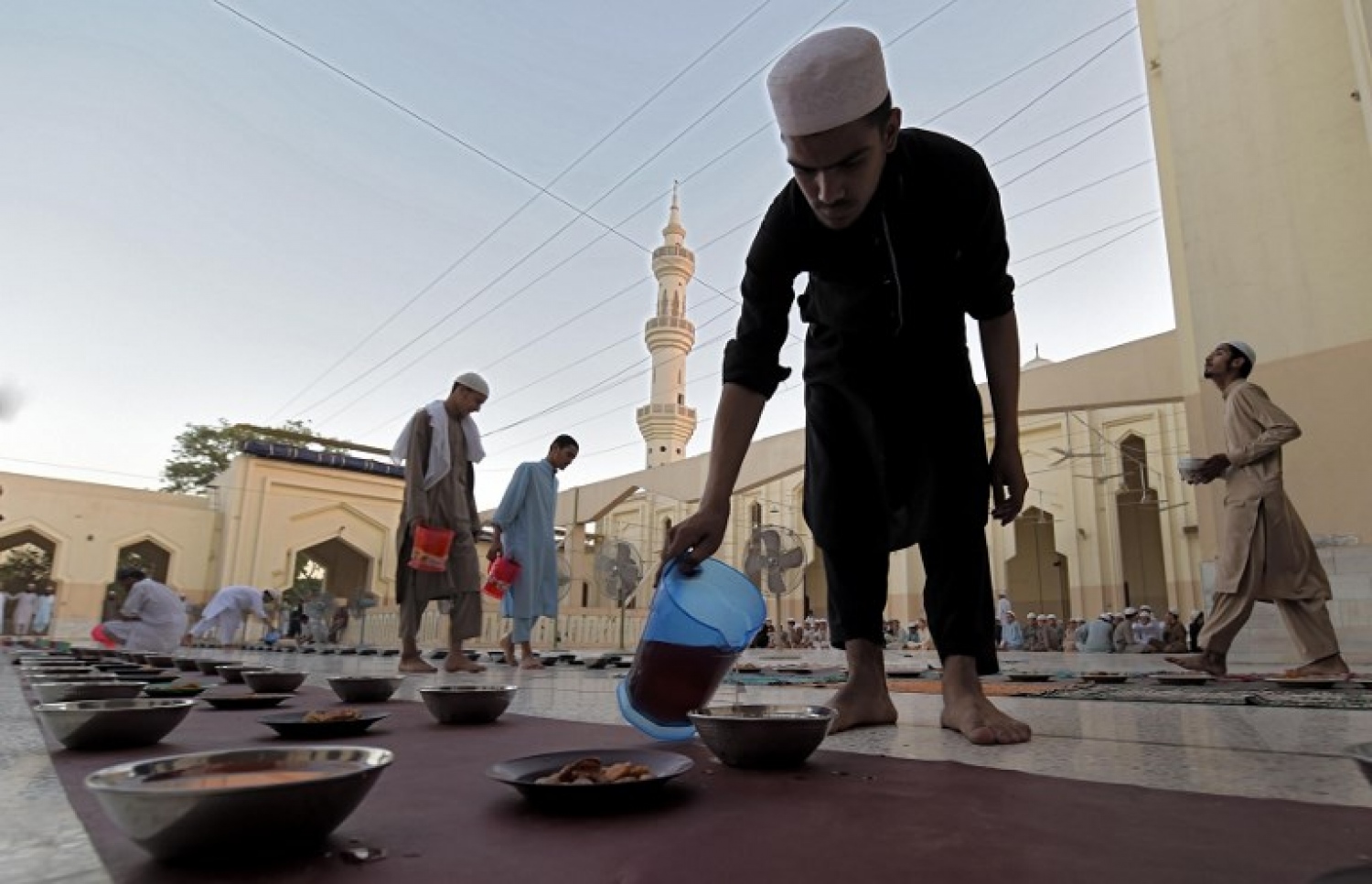 ޕާކިސްތާން މީހަކު ރޯދަ ވީއްލަން ތައްޔާރު ކުރަނީ. --ފޮޓޯ:އޭއެފްޕީ