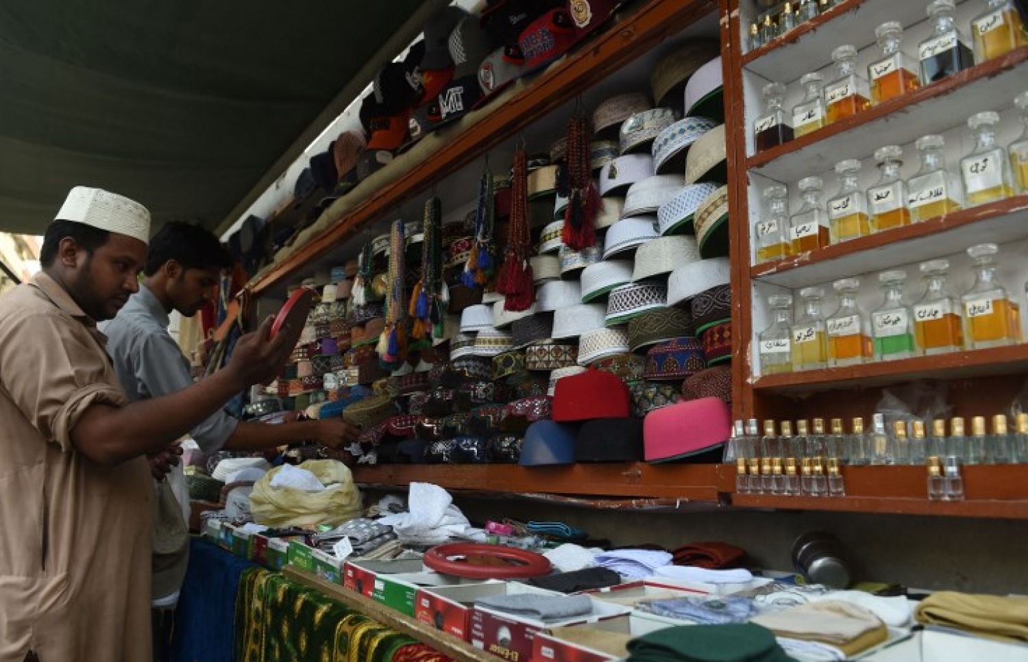 ޕާކިސްތާނުގެ ލާހޫރުގެ ފިހާރައަކުން ބަޔަކު ވިޔަފާރި ކުރަނީ. --ފޮޓޯ:އޭއެފްޕީ