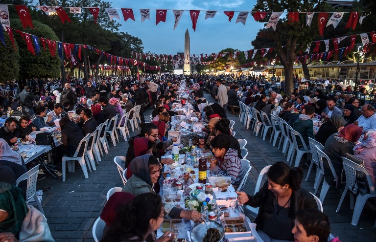 ތުރުކީގެ އިސްތަންބޫލްގެ މިސްކިތެއްގައި ބަޔަކު ރޯދަ ވީއްލަނީ. --ފޮޓޯ:އޭއެފްޕީ