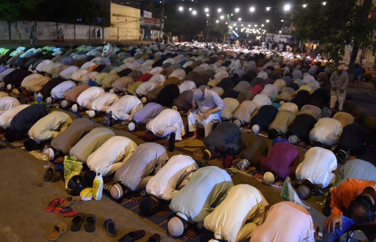 ޕާކިސްތާނުގެ މުސްލިމުން ތަރާވީހު ނަމާދު ކުރަނީ. --ފޮޓޯ:އޭއެފްޕީ