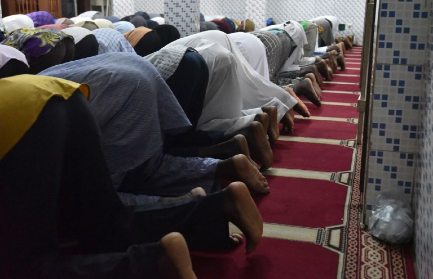 ރޯދަ ވީއްލުމަށް ފަހު އައިވަރީ ކޯސްޓުގެ މިސްކިތެއްގައި ނަމާދު ކުރަނީ.  --ފޮޓޯ:އޭއެފްޕީ