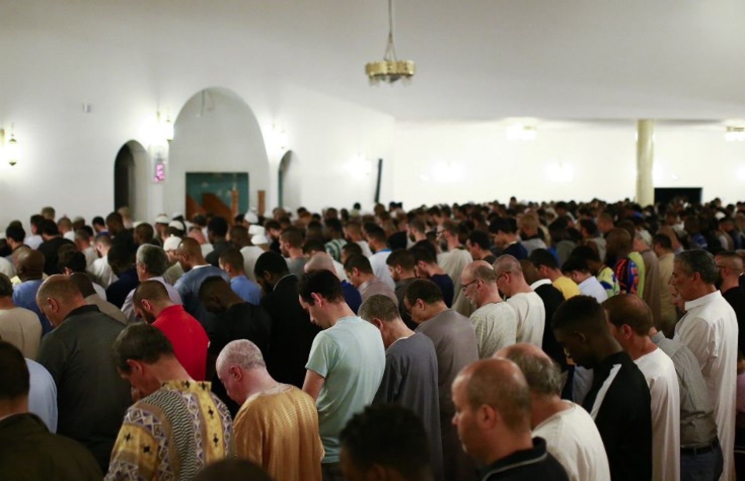 ފްރާންސްގެ ޕެރިހާ ކައިރީގައިވާ މިސްކިތެއްގައި ނަމާދު ކުރަނީ. --ފޮޓޯ:އޭއެފްޕީ