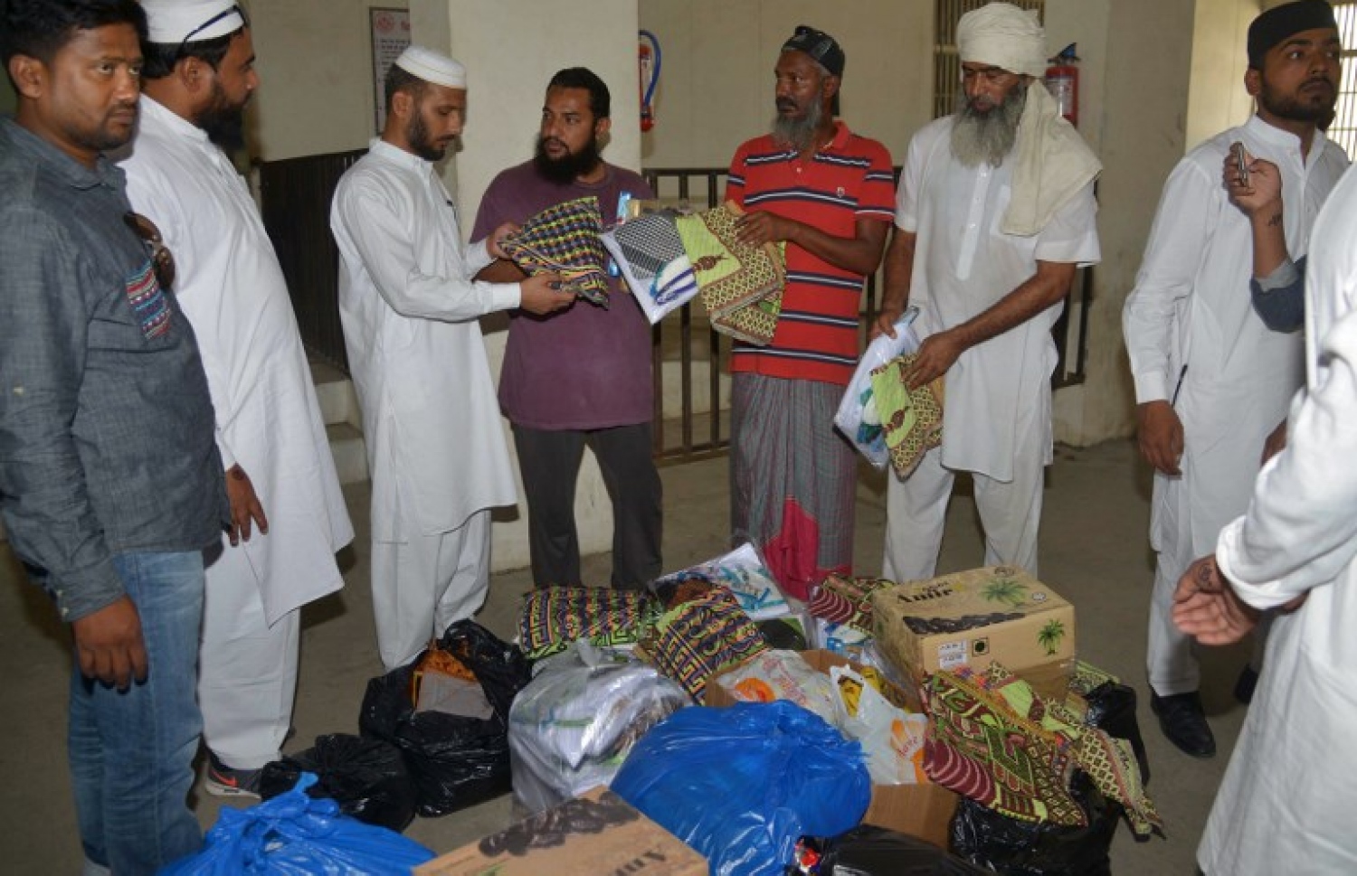 ޕާކިސްތާނުގެ އަމްރިތުސާގެ ޖަލަކަށް ރޯދަ މަހާ ދިމާކޮށް ބައެއް ތަކެތި ހަދިޔާ ކުރަނީ. --ފޮޓޯ:އޭއެފްޕީ