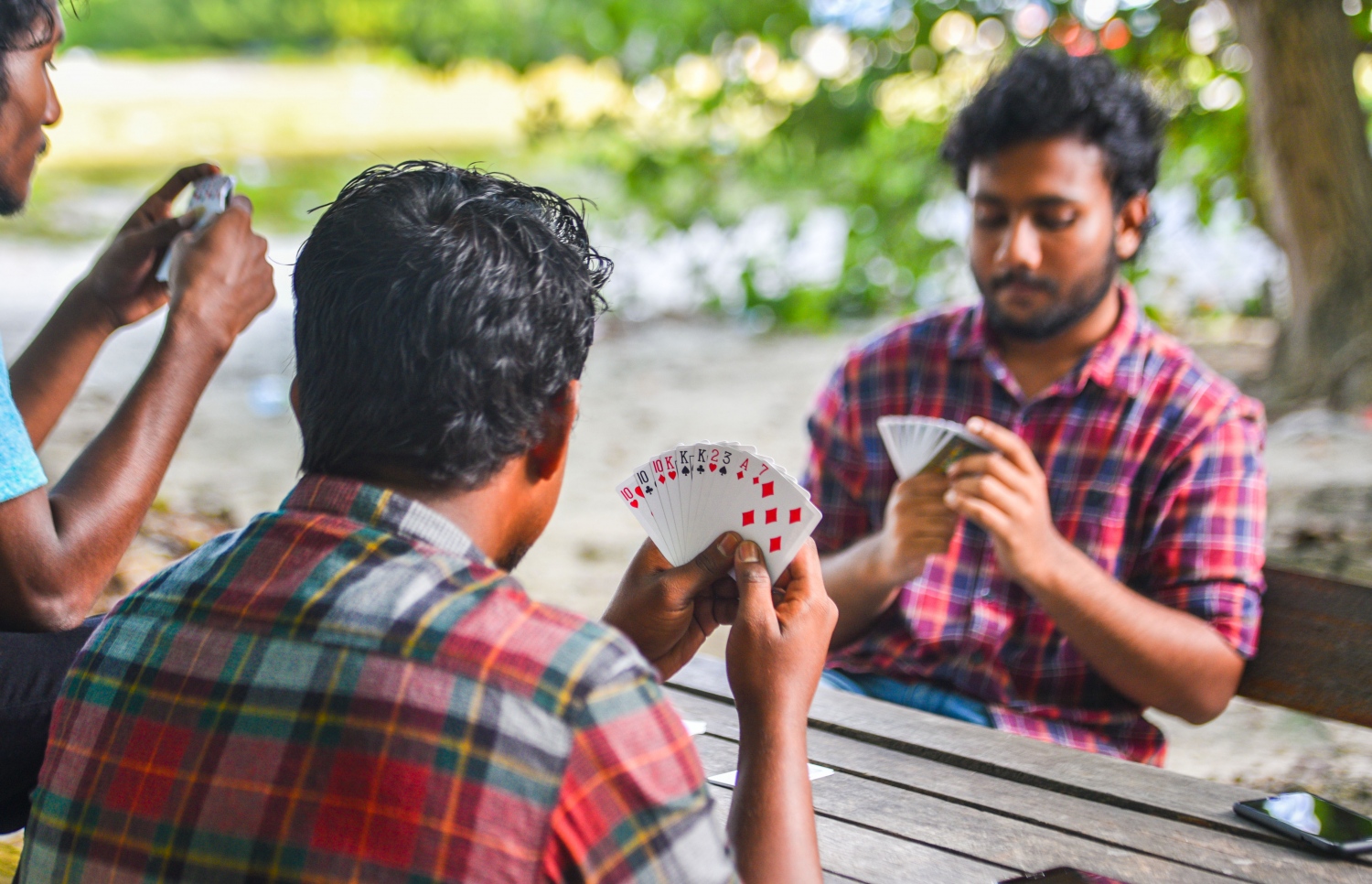 މޭ 28، 2017- ވިލިމާލޭގައި އުޅޭ ޒުވާނުންތަކެއް، ރޯދަ ކުރުކޮށްލުމަށްޓަކައި ތާސްކުޅެނީ.---މިހާރު ފޮޓޯ: ހުސެއިން ވަހީދު