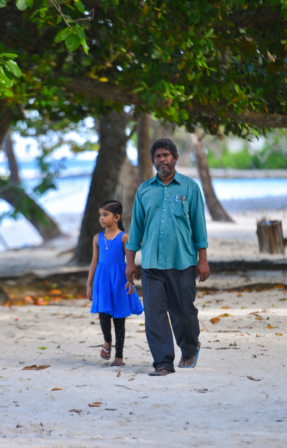 މޭ 28، 2017- ވިލިމާލޭގައި އުޅޭ މީހަކު އޭނާގެ ދަރިފުޅު ގޮވައިގެން މި ރަށު އަތިރިމަތީގައި ހިނގާލަނީ: މިގޮތަށް ހަވީރު ފިންޏަށް ނުކުމެ ހިނގާލުމުގައި ވިލިމާލޭގައި އެއްވެސް ދަތިކަމެއް ނެތް.---މިހާރު ފޮޓޯ: ހުސެއިން ވަހީދު