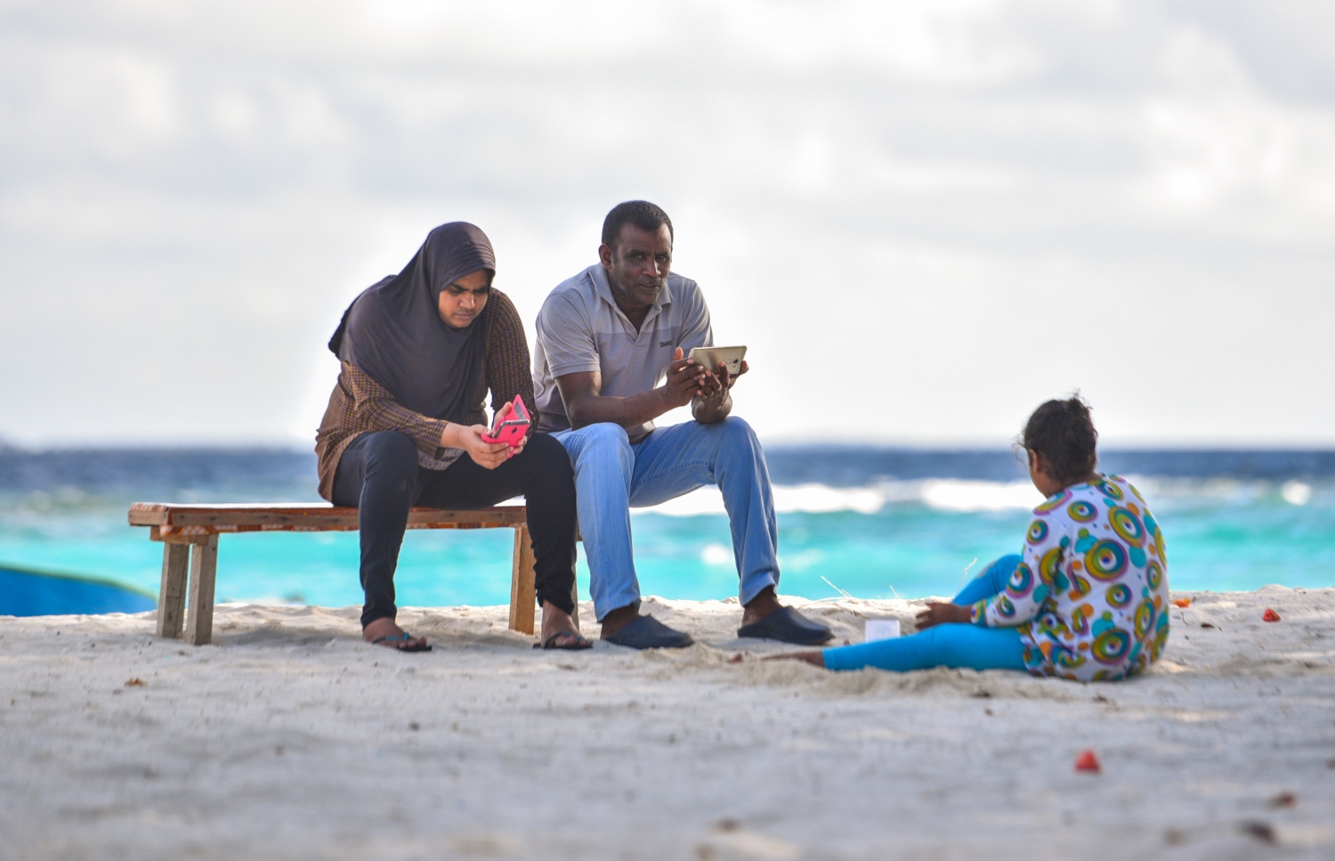 މޭ 28، 2017- ވިލިމާލޭގައި އުޅޭ އާއިލާއެއްގެ ބަޔަކު ރޯދަ ކުރުކޮށްލުމުގެ ގޮތުން މި ރަށުގެ ގޮނޑުދޮށުގައި އިށީނދެލައިގެން.---މިހާރު ފޮޓޯ: ހުސެއިން ވަހީދު