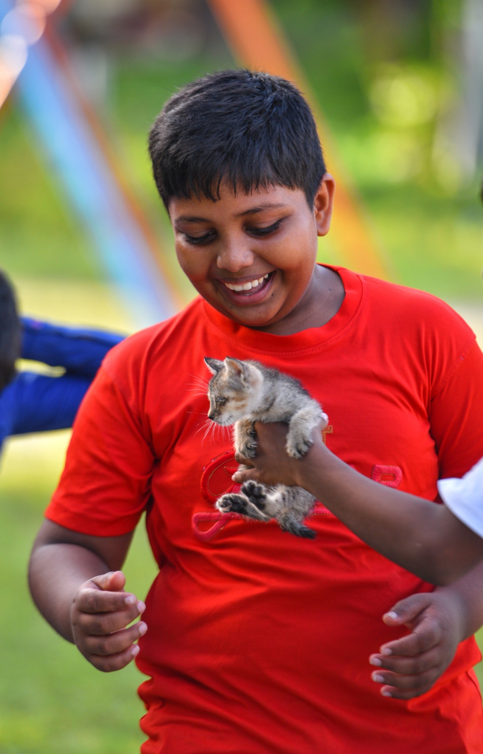 މޭ 28، 2017- ވިލިމާލޭގައި އޮޅުކޮށްގެން ގެންގުޅޭ ބުޅަލެއް އަތަށް ނަގައިގެން: މި ރަށުގައި ގިނަބަޔަކު ބުޅަލާއި ގުރާ ފަދަ ދިރޭ އެއްޗެހި އޮޅުކޮށްގެން ގޭގައި ގެންގުޅޭ.---މިހާރު ފޮޓޯ: ހުސެއިން ވަހީދު