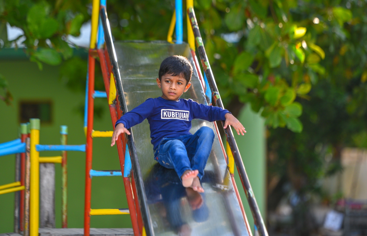 މޭ 28، 2017- ވިލިމާލޭގެ ބޯޅަދަނޑުގައި ހަދާފައިވާ ޕާކެއްގައި ކުޑަކުއްޖަކު ކުޅެނީ.---މިހާރު ފޮޓޯ: ހުސެއިން ވަހީދު