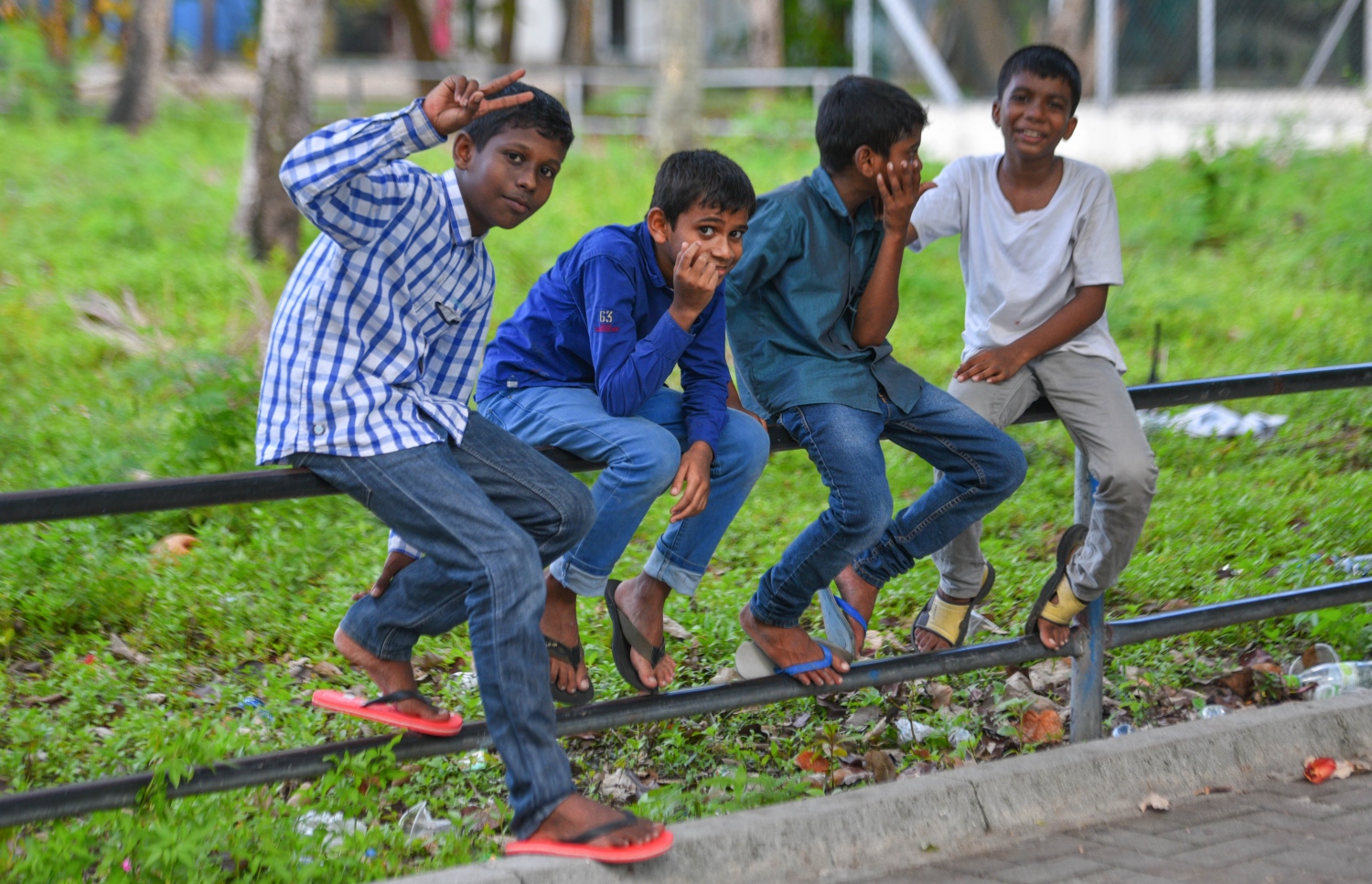 މޭ 28، 2017- ވިލިމާލޭގެ މަގެއްގެ އެއް ފަރާތުގައި ހަރުކޮށްފައިވާ ދަގަނޑު ހޮޅިތަކެއްގެ މަތީގައި ކުޑަކުދިންތަކެއް ވަގުތުކޮޅެއް ހޭދަކުރާއިރު، "މިހާރު"ގެ ކެމެރާ އަށް އަތުން އިޝާރާތް ކޮށްލަނީ.---މިހާރު ފޮޓޯ: ހުސެއިން ވަހީދު