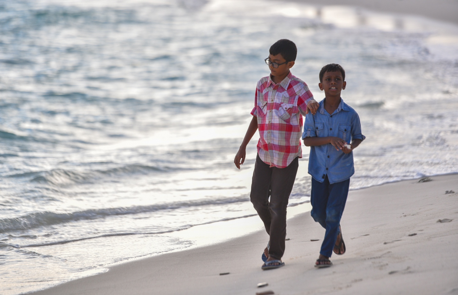 މޭ 28، 2017- ރޯދަ ކުރުކުރުމުގެ ގޮތުން ކުޑަ ދެކުއްޖަކު ވިލިމާލޭގެ ގޮނޑުދޮށުގައި ހިނގާލަނީ: މި ރަށުގެ އަތިރިމަތީގައި އެކި އާއިލާތަކުން ރޯދަވީއްލުމަކީ ވެސް ވަރަށް އާންމު ކަމެއް.---މިހާރު ފޮޓޯ: ހުސެއިން ވަހީދު