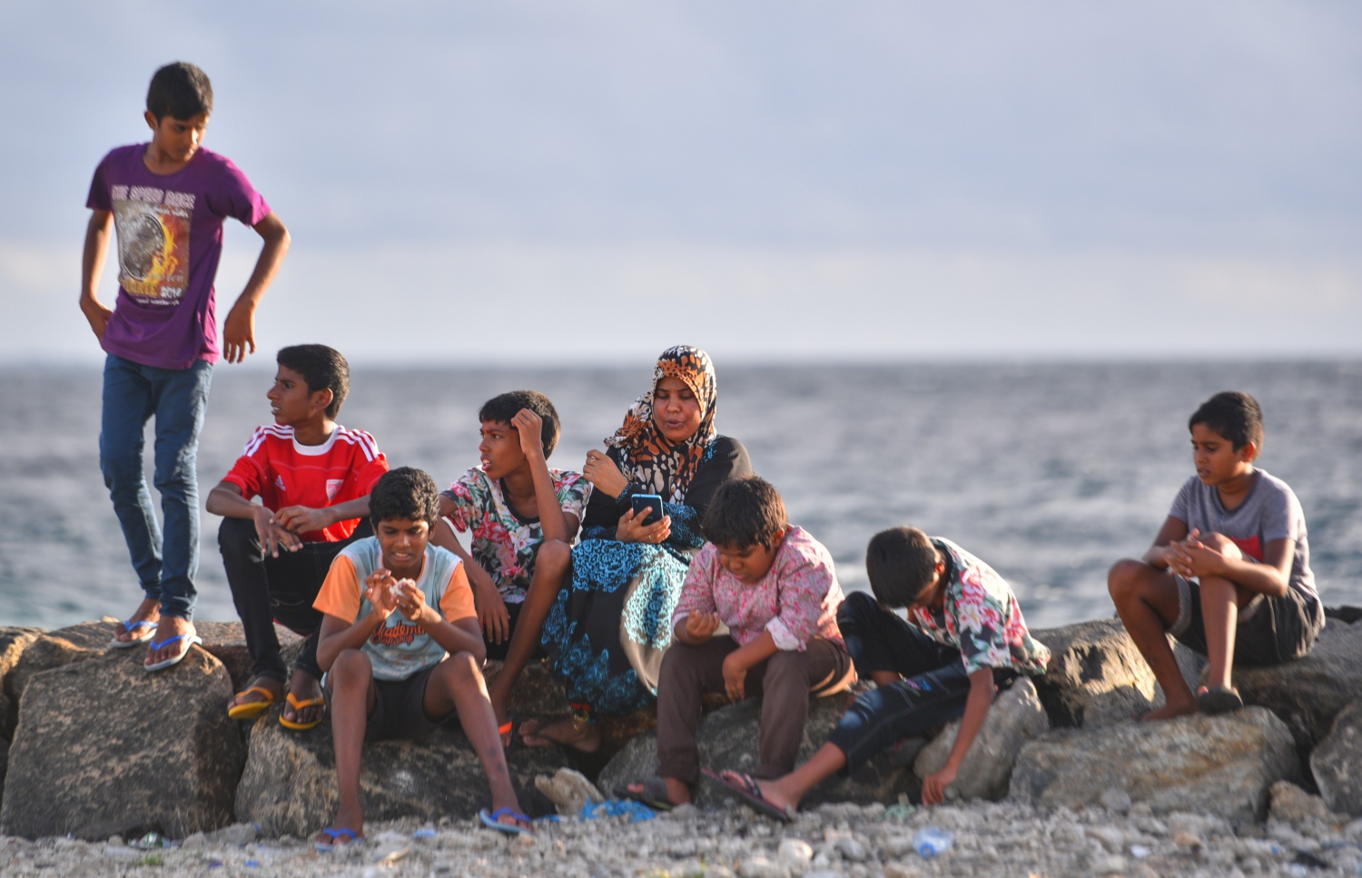 މޭ 28، 2017- ރޯދަ ވީއްލުމުގެ ކުރިން މަޑި އަރުވާތަން ބަލައިލުމަށް ކުޑަކުދިންތަކެއް ގޮވައިގެން މީހަކު ވިލިމާލޭގެ ގޮނޑުދޮށުގައި އިށީނދެލައިގެން.---މިހާރު ފޮޓޯ: ހުސެއިން ވަހީދު