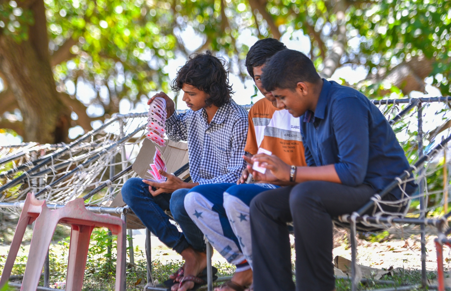 މޭ 28، 2017- ވިލިމާލޭގައި އުޅޭ ޒުވާނުންތަކެއް ރޯދަ ކުރުކޮށްލުމަށްޓަކައި، މި ރަށުގެ އަތިރިމަތީގައި ހުރި ޖޯއްޔެއްގައި އިށީނދެ ތާސްކުޅެން ތައްޔާރުވަނީ.---މިހާރު ފޮޓޯ: ހުސެއިން ވަހީދު