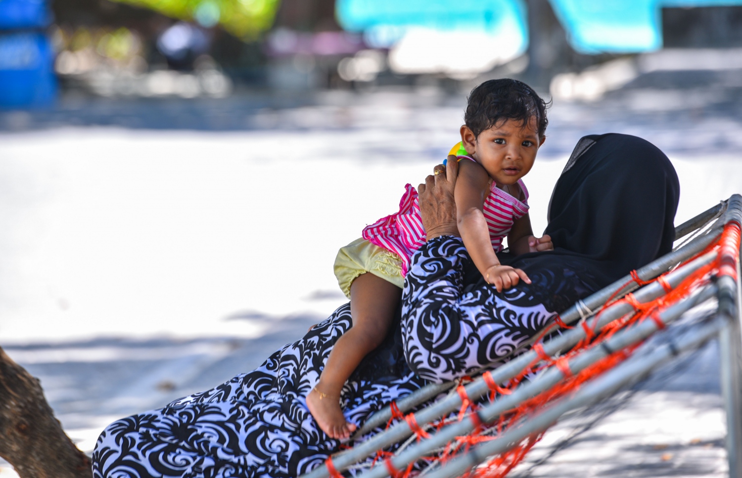 މޭ 28، 2017- ވިލިމާލޭގެ މަގެއްގެ މަތީގައި ބަހައްޓާފައި ހުރި ޖޯއްޔެއްގައި، ތުއްތު ކުއްޖަކު ގޮވައިގެން އަންހެނަކު އޮށޯވެލައިގެން.---މިހާރު ފޮޓޯ: ހުސެއިން ވަހީދު