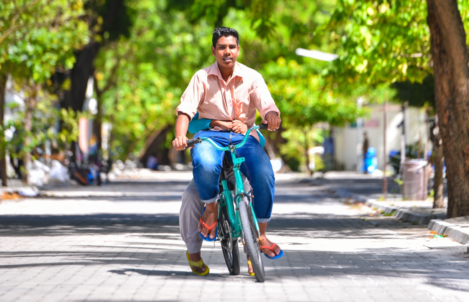 މޭ 28، 2017- ވިލިމާލޭގެ މަގެއްގެ މަތީގައި ދެ ކުއްޖަކު ބައިސިކަލްގައި ދަނީ: މިއީ އިންޖީނުލީ ވެހިކަލް އާންމުކޮށް ނުދުއްވާ ރަށަކަށް ވުމުން، މިއީ މި ރަށުން ވަރަށް އާންމު މަންޒަރު. ވިލިމާލޭގައި މީހުން އުފުލުމަށް އާންމުކޮށް ބޭނުންކުރަނީ ބަގީ.---މިހާރު ފޮޓޯ: ހުސެއިން ވަހީދު