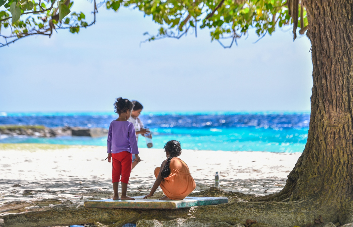 މޭ 28، 2017- ވިލިމާލޭގެ ގޮނޑުދޮަށުގައި ކުދިބަޔަކު ކުޅެނީ: ވިލިމާލޭގެ އެންމެ ހިތްގައިމު ކަމަކީ މިގޮތަށް ކުޑަކުދިން އަތިރިމައްޗަށް އެރި ކުޅެލާނެ ފުރުސަތު ފަސޭހައިން ފަހިވެފައި އޮތުން.---މިހާރު ފޮޓޯ: ހުސެއިން ވަހީދު