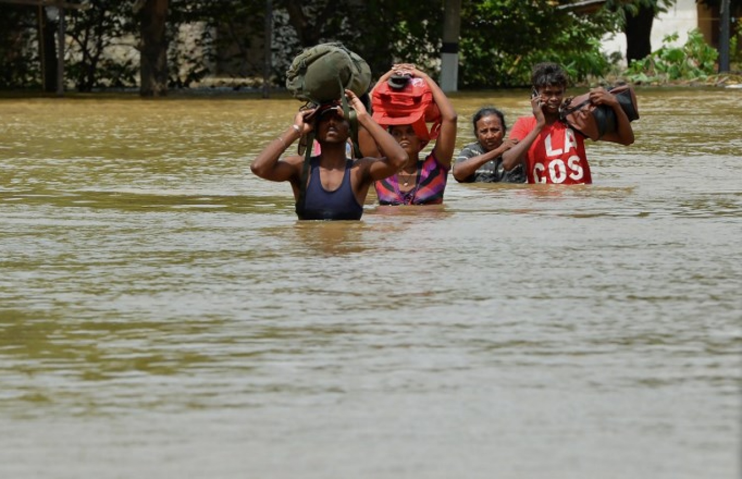ސްރީ ލަންކާ އަށް ބޯކޮށް ވާރޭ ވެހުމުގެ ސަބަބުން ފެންބޮޑުވެފައިވާ ކޮލަމްބޯގެ ކަޑުވެލައިގެ ފެންގަނޑު ތެރޭ ބަޔަކު ހިނގަނީ. --ފޮޓޯ:އޭއެފްޕީ