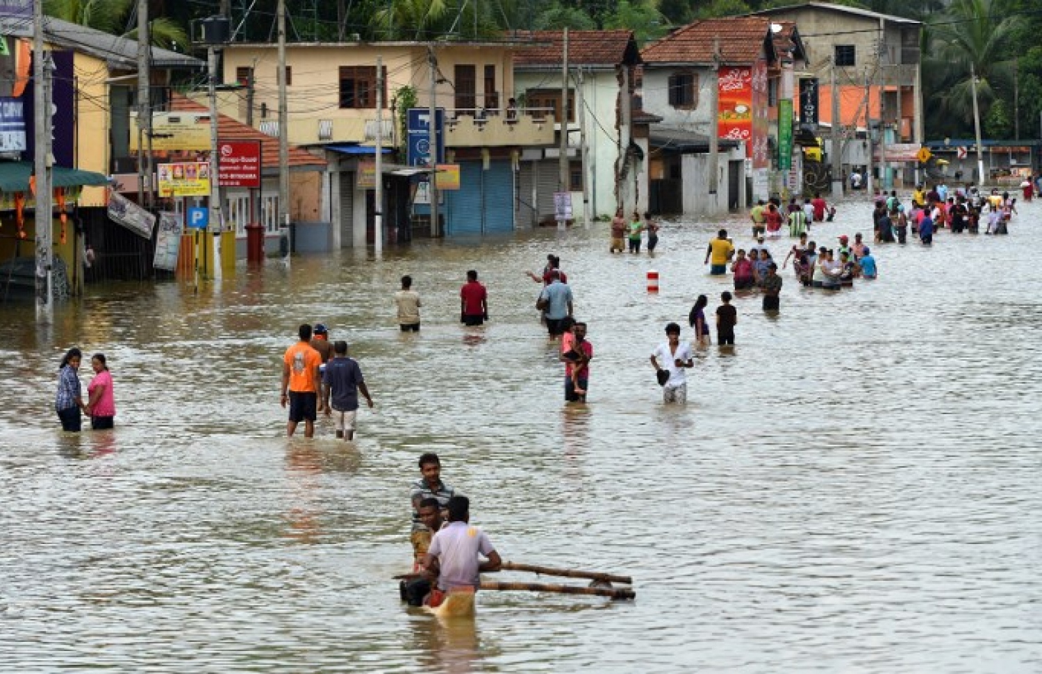 ސްރީ ލަންކާ އަށް ބޯކޮށް ވާރޭ ވެހުމުގެ ސަބަބުން ފެންބޮޑުވެފައިވާ ކޮލަމްބޯގެ ކަޑުވެލައިގެ ފެންގަނޑު ތެރޭ ބަޔަކު ހިނގަނީ. --ފޮޓޯ:އޭއެފްޕީ