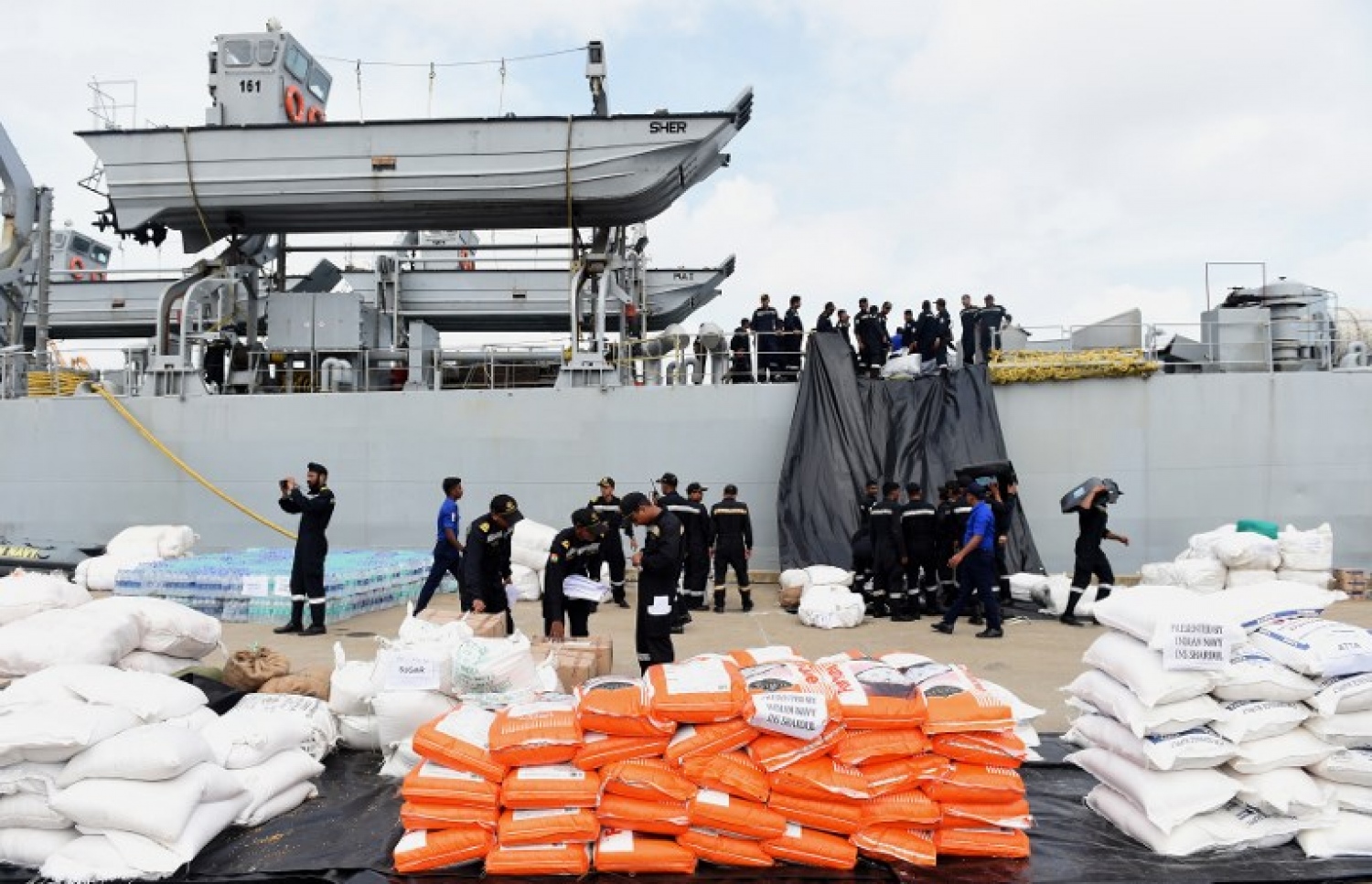 ފެންބޮޑުވެ ހާލުގައި ޖެހިފައިވާ ލަންކާގެ މީހުންނަށް އިންޑިއާ އިން ދިން އެހީގެ ތަކެތި ބާލަނީ. --ފޮޓޯ:އޭއެފްޕީ