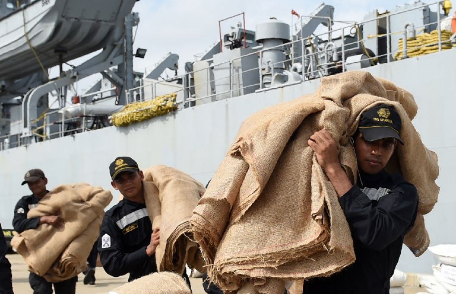 ފެންބޮޑުވެ ހާލުގައި ޖެހިފައިވާ ލަންކާގެ މީހުންނަށް އިންޑިއާ އިން ދިން އެހީގެ ތަކެތި ބާލަނީ. --ފޮޓޯ:އޭއެފްޕީ