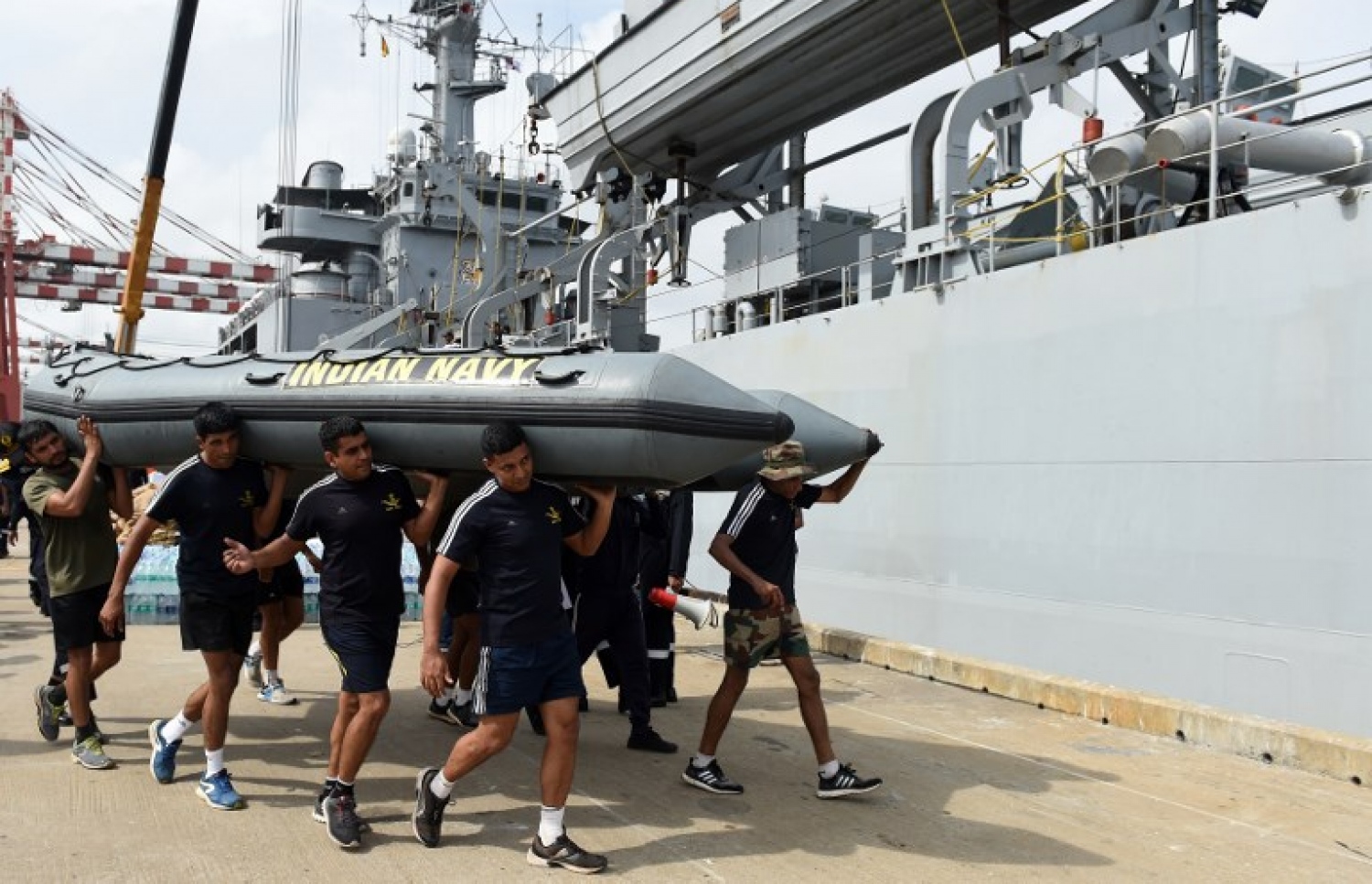 ފެންބޮޑުވެ ހާލުގައި ޖެހިފައިވާ ސްރީ ލަންކާގެ މީހުންނަށް އިންޑިއާ އިން އެހީ ފޯރުކޮށްދެނީ. --ފޮޓޯ:އޭއެފްޕީ