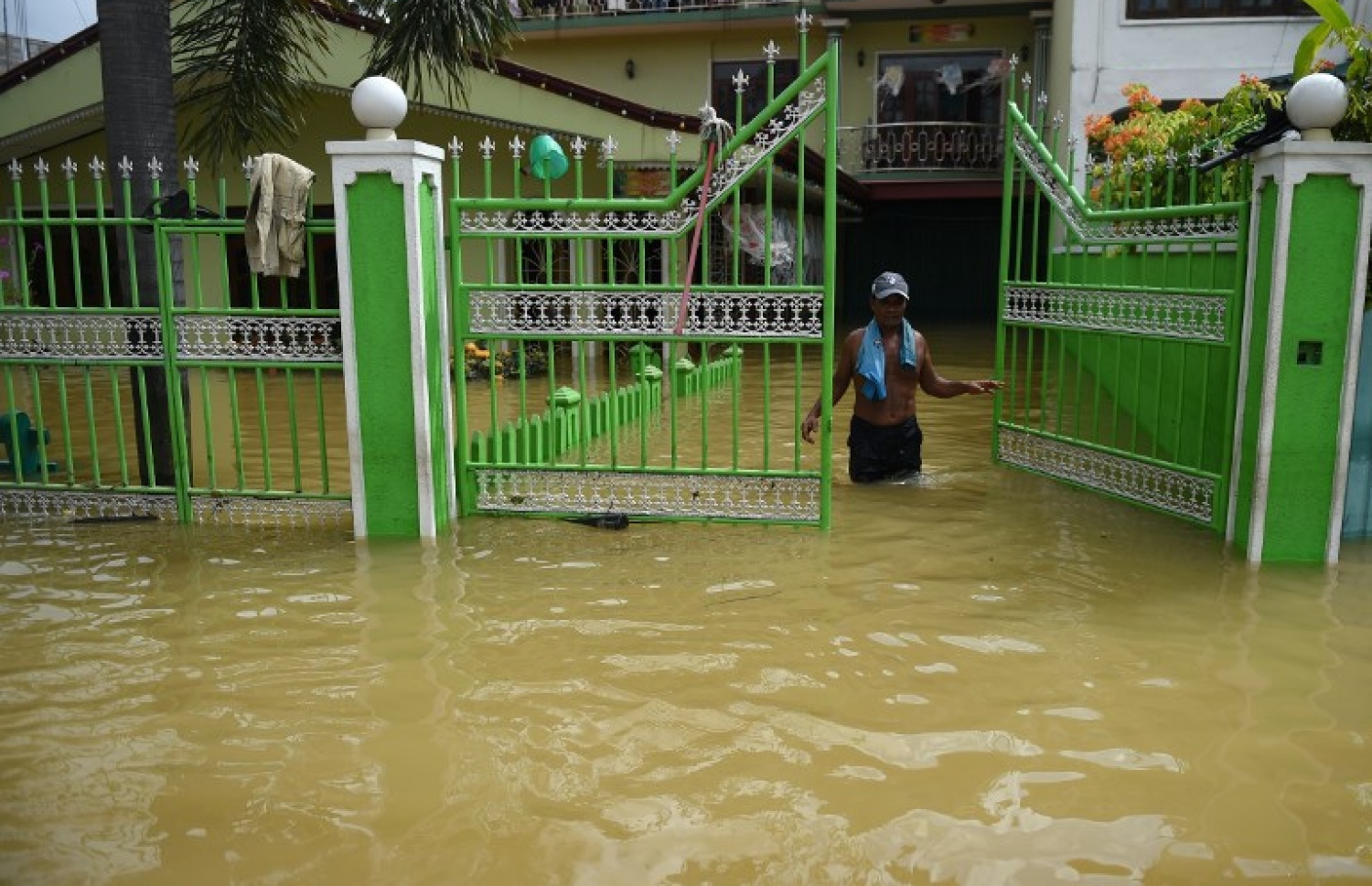 ބޯކޮށް ވާރޭ ވެހުމުގެ ސަބަބުން ލަންކާގެ ކަލުތަރައިގައި ފެންބޮޑުވެފައި. --ފޮޓޯ:އޭއެފްޕީ