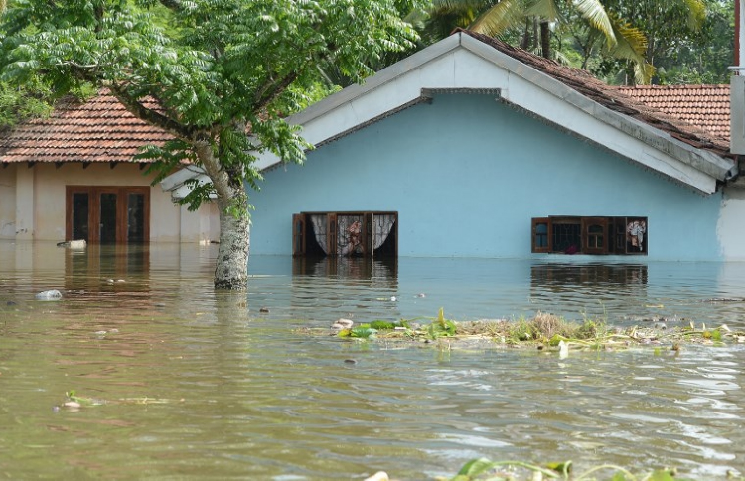 ބޯކޮށް ވާރޭ ވެހުމުގެ ސަބަބުން ލަންކާގެ ކަލުތަރައިގައި ފެންބޮޑުވެފައި. . --ފޮޓޯ:އޭއެފްޕީ