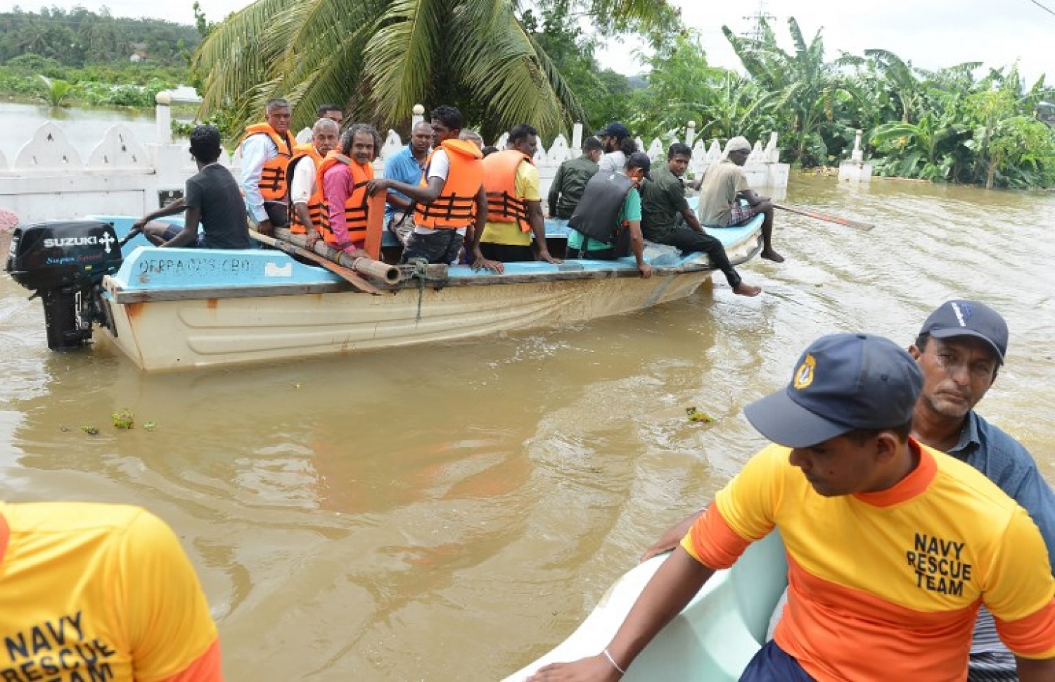 ލަންކާގައި ފެންބޮޑުވެފައިވާ ކަލުތަރައިގެ މަގެއްގައި، ކުޑަ ބޯޓެއްގައި ބަޔަކު ގެންދަނީ. --ފޮޓޯ:އޭއެފްޕީ