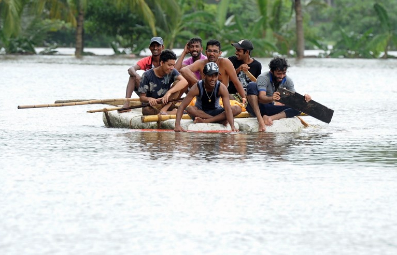 ލަންކާގައި ފެންބޮޑުވެފައިވާ ކަލުތަރައިގެ ނަގޯޑާގައި ބަޔަކު ކަނދުފައްޗެއްގެ މަތީގައި. --ފޮޓޯ:އޭއެފްޕީ