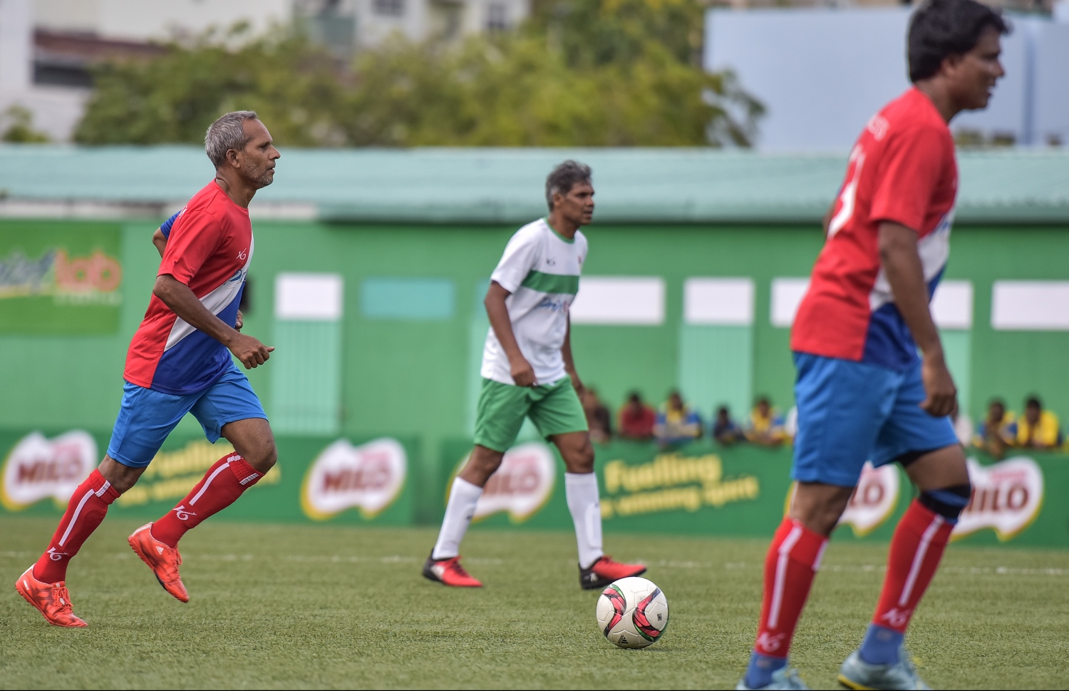 ސާފް ގޭމްސްގެ ރިހި މެޑެލް ހޯދި ޓީމުގައި ކުޅުނު ކުޑަމޫސަ (މ) އަދި އެ ފަހަރުގެ ގައުމީ ޓީމުގައި ހިމެނުނު އަދި 1997 ގެ ސާފް ޗެމްޕިއަންޝިޕްގެ ފައިނަލްގައި ކުޅުނު ޓީމުގެ ކެޕްޓަން އިބްރާހިމް ރަޝީދު، އަންދަރޭ، (ވ) ދާދި ފަހުން އޮތް ކުރީގެ ކުޅުންތެރިންގެ މެޗެއްގައި: ރިހި މެޑެލް ހޯދުމަކީ ތާރީޚީ ކާމިޔާބީއެއް --. ފޮޓޯ:ނިޝާން އަލީ/މިހާރު