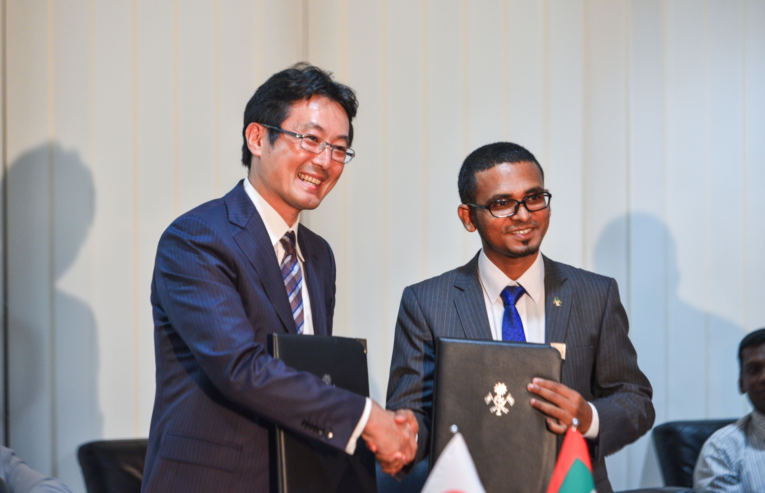 ޑިޖިޓަލް ޓެރެސްޓީރިއަލް ބްރޯޑްކާސްޓިން ނެޓްވޯކްގެ މަޝްރޫއަަށް އެހީ ދިނުމުގެ އެއްބަސްވުމުގައި މިދިޔަ އަހަރުގެ މޭ މަހު ސޮއި ކުރުމަށް ފަހު ރާއްޖޭގެ ފިނޭންސް މިނިސްޓަރު މުނައްވަރު (ކ) އަދި ޖަޕާންގެ ޖައިކާގެ ޗީފް ރެޕްރެޒެންޓޭޓިވްއާ ސަލާމް ކުރައްވަނީ: އެ މަޝްރޫއަށް 36 މިލިއަން ޑޮލަރު ޚަރަދުވާނެ.---ފޮޓޯ: ހުސެއިން ވަހީދު/މިހާރު