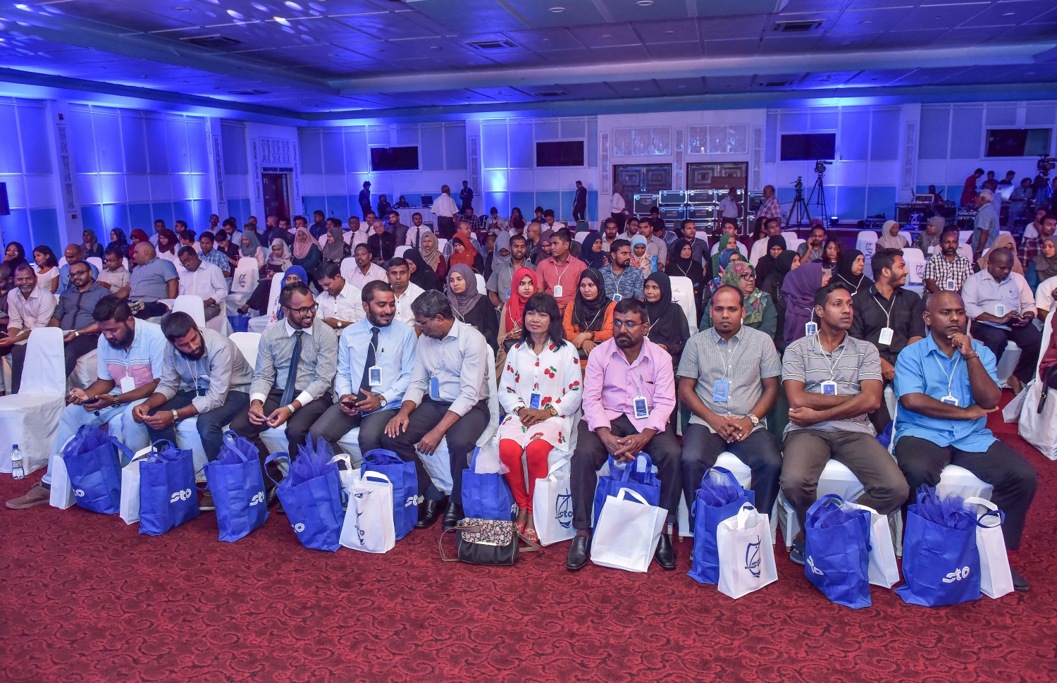 އެސްޓީއޯ އިން މިރޭ ބޭއްވި އެ ކުންފުނީގެ 2016 ވަނަ އަހަރުގެ އަހަރީ އާއްމު ޖަލްސާގައި ހިއްސާދާރުން ބައިވެރިވަނީ. ފޮޓޯ: އަބްދުﷲ ޖަމީލު /މިހާރު