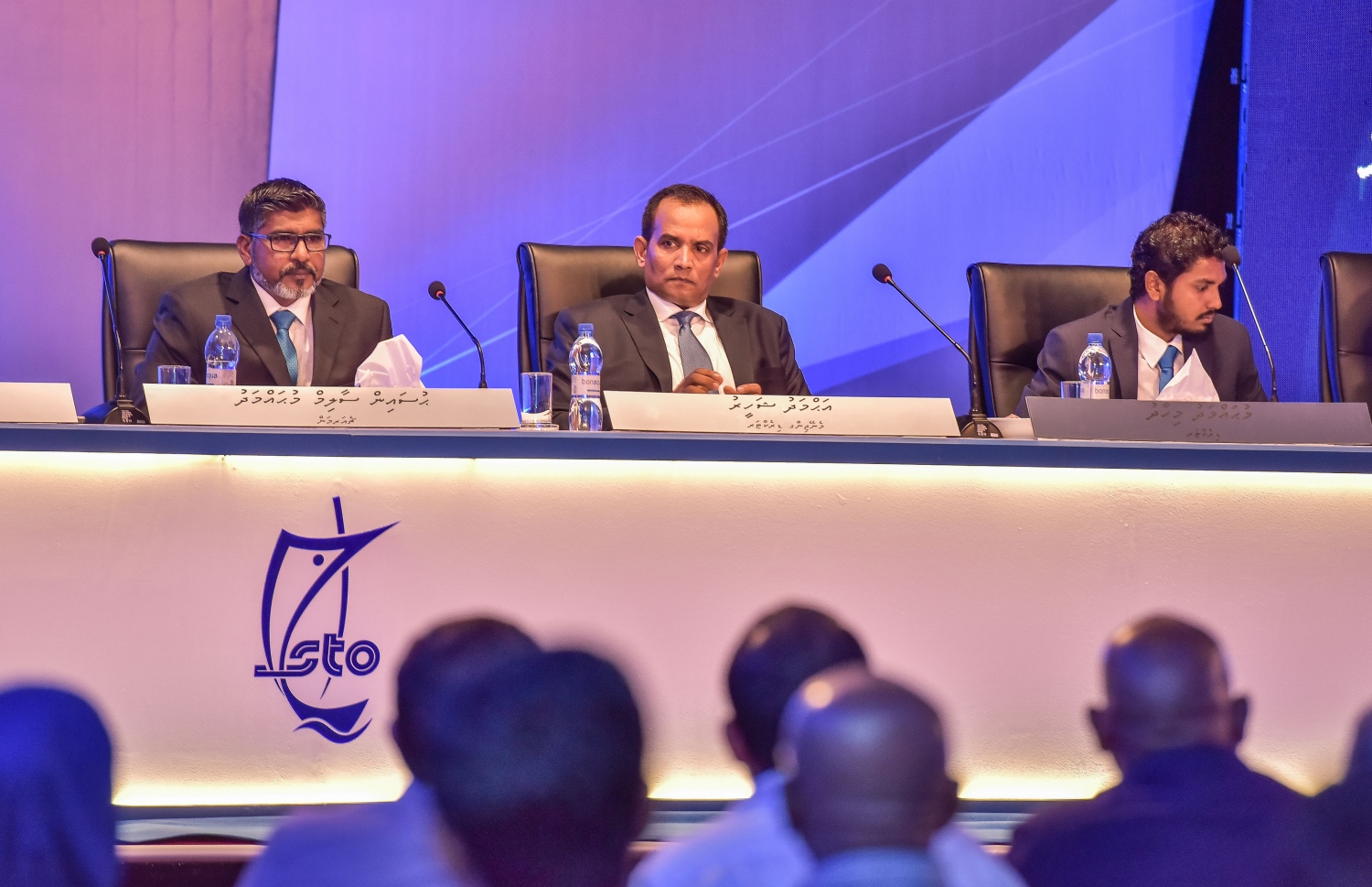 އެސްޓީއޯއިން ރޭ ބޭއްވި އަހަރީ އާއްމު ޖަލްސާގައި އެ ކުންފުނީގެ ޗެއާމަން ހުސެއިން ސާލިމް (ވ) އަދި މެނޭޖިން ޑިރެކްޓަރު އަހުމަދު ޝަހީރު (މ)ގައި.---ފޮޓޯ: ނިޝާން އަލީ /މިހާރު