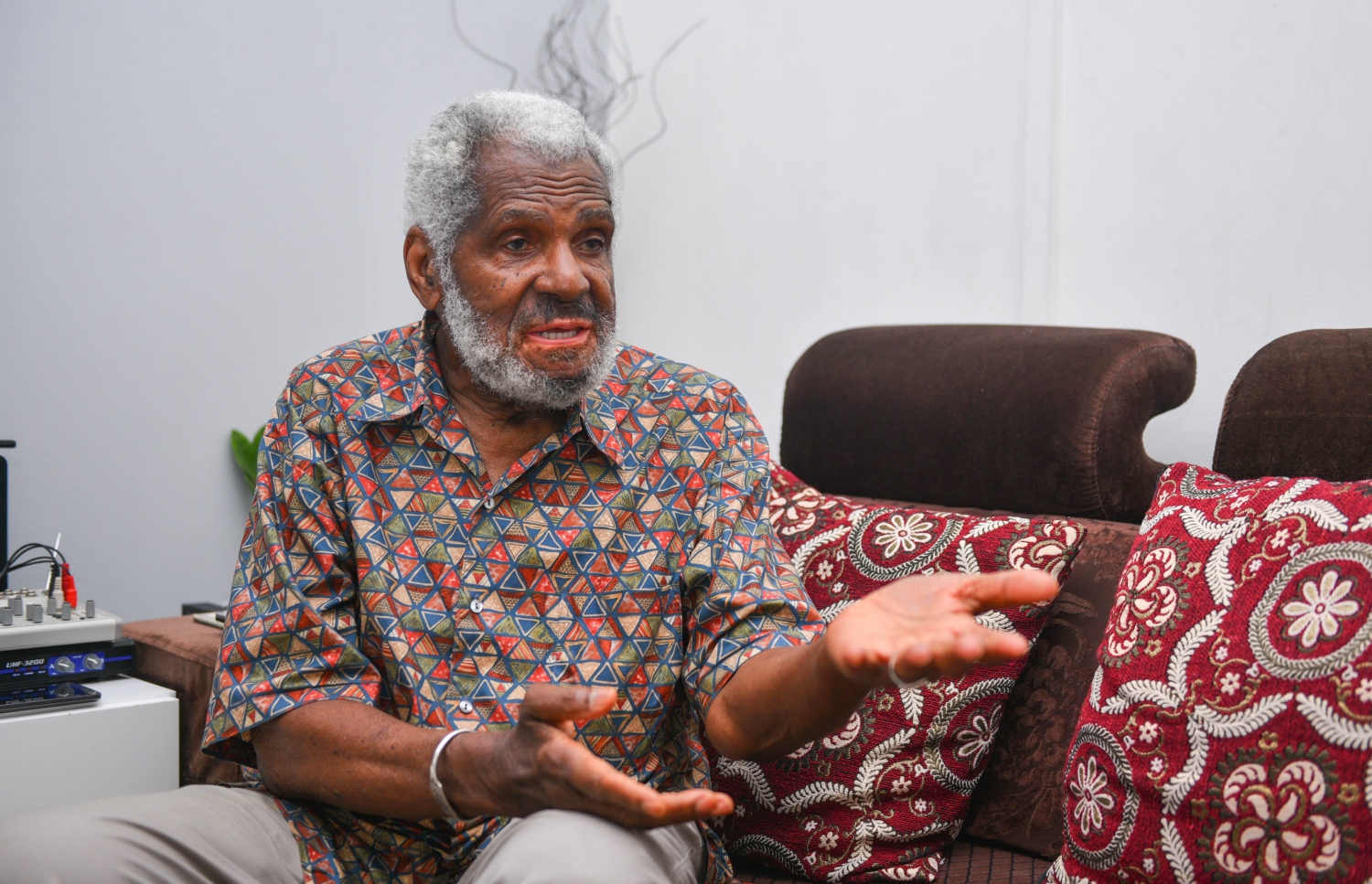 ޑރ. މާލިކް، އެންމެ ފަހުން ރާއްޖެއަށް ކުރެއްވި ދަތުރުގައި "މިހާރު" އަށް އިންޓަވިއު ދެއްވަނީ.- ފައިލް ފޮޓޯ: މިހާރު