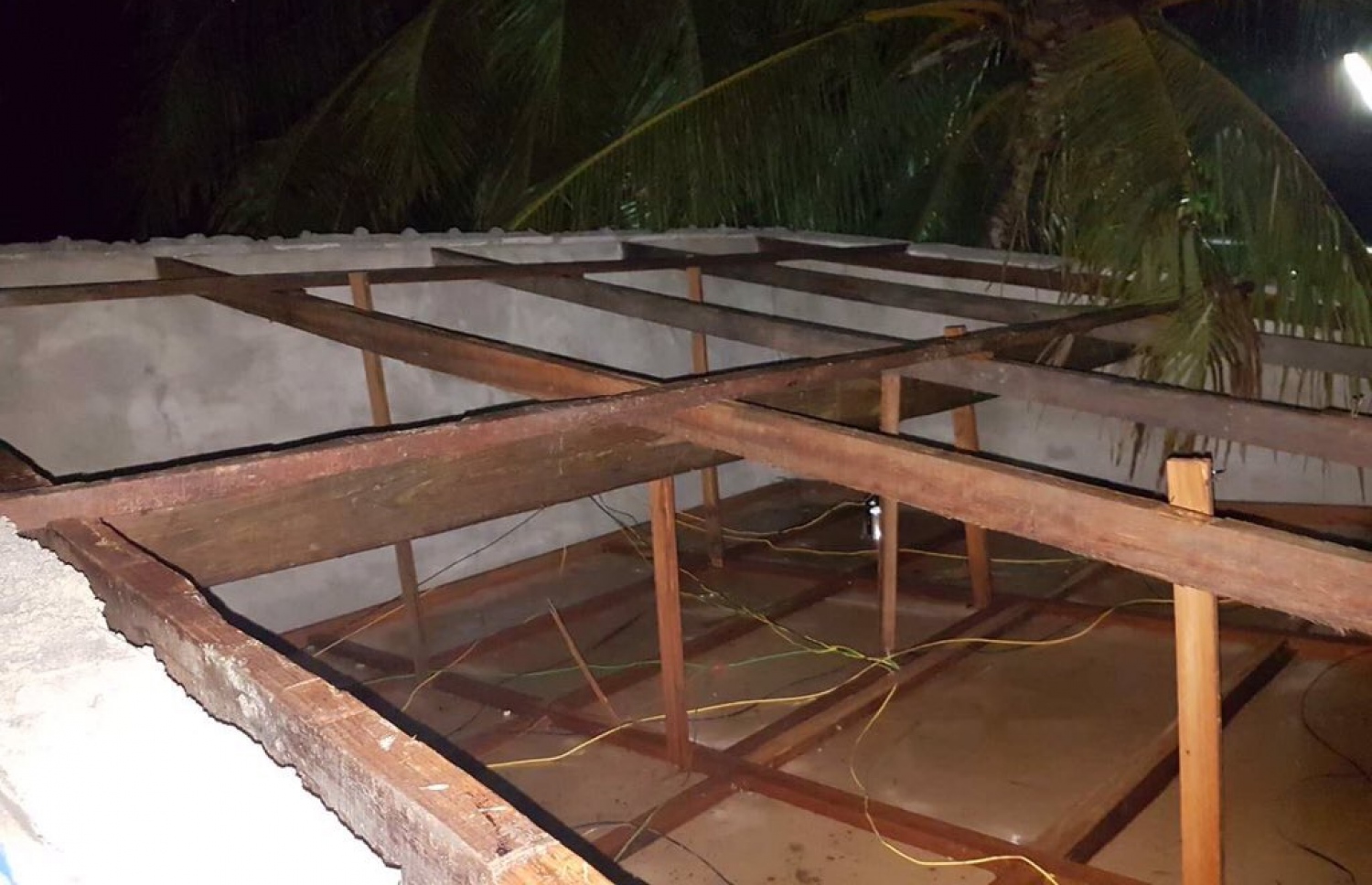 މިހާރު ކުރަމުންދާ ވިއްސާރާގައި ތިނަދޫގެ ގެއެއްގެ ފުރާޅު އެއްލާލައިފައި: ތިނަދޫގެ 14 ގެއަކަށް ގެއްލުން ލިބުނު. ފޮޓޯ: ޕޮލިސް