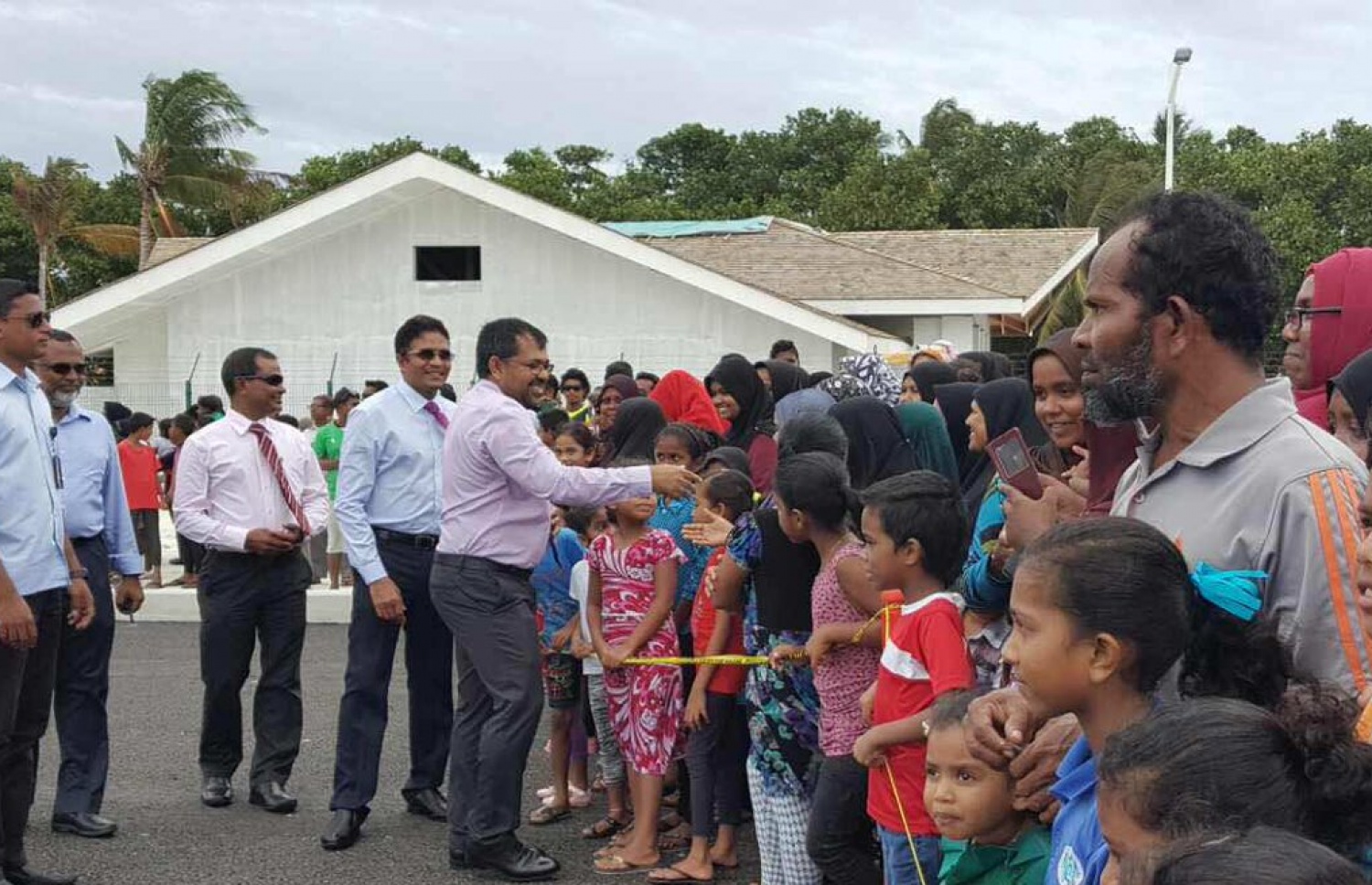 ކުޑަހުވަދޫއަށް ޖެއްސި ފުރަތަމަ ޓެސްޓް ފްލައިޓުން ވަޑައިގެންނެވި ޓޫރިޒަމް މިނިސްޓަރު ޒަމީރު ކުޑަހުވަދޫގެ ބައެއް މީހުންނާއި ސަލާމް ކުރައްވަނީ. ފޮޓޯ: ޓްވިޓާ