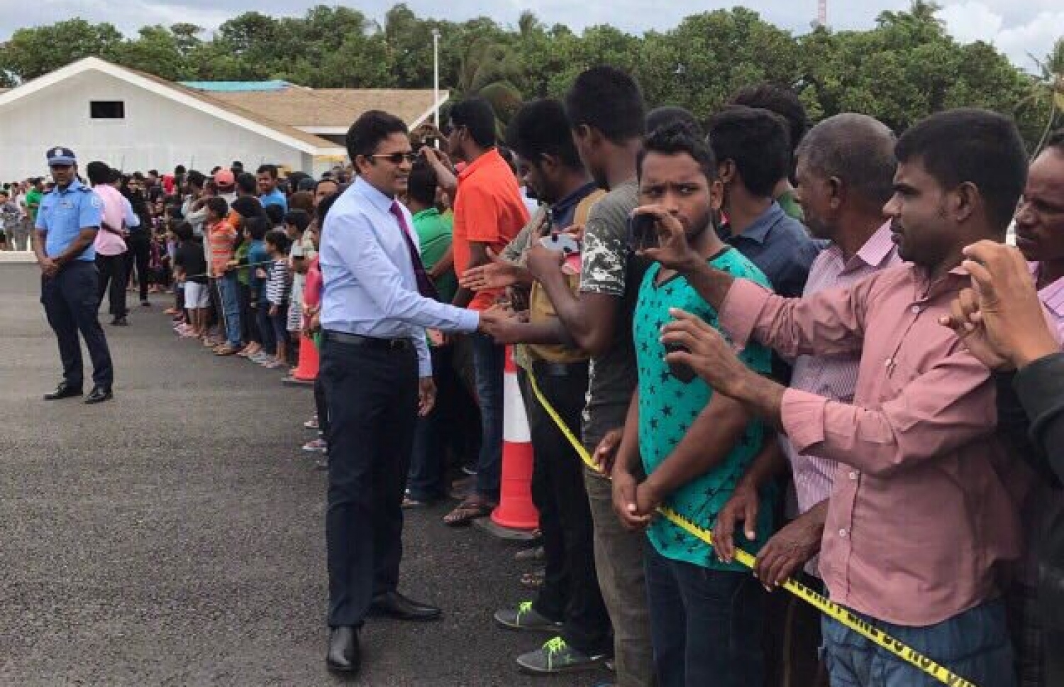 ކުޑަހުވަދޫއަށް ޖެއްސި ފުރަތަމަ ޓެސްޓް ފްލައިޓުން ވަޑައިގެންނެވި މަޖިލިސް މެމްބަރު އަހުމަދު ނިހާން ކުޑަހުވަދޫގެ ބައެއް މީހުންނާއި ސަލާމް ކުރައްވަނީ. ފޮޓޯ: ޓްވިޓާ