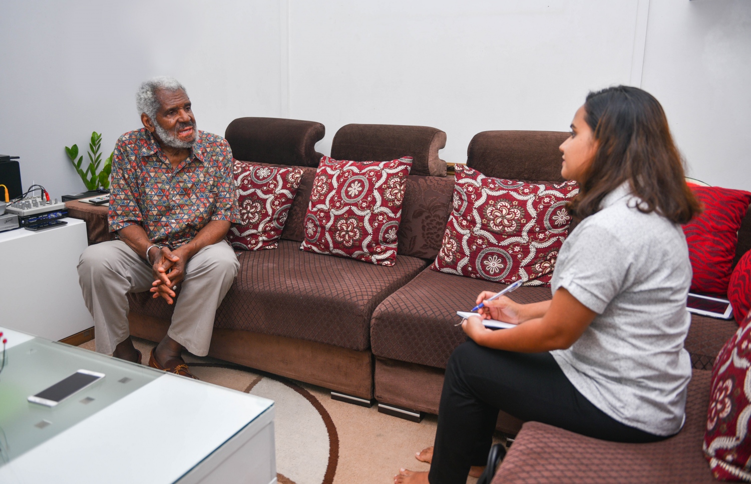 ޑރ. މާލިކު މިދިޔަ ހަފުތާގައި "މިހާރު"އާ ވާހަކަ ދައްކަވަނީ.---މިހާރު ފޮޓޯ: ހުސެއިން ވަހީދު