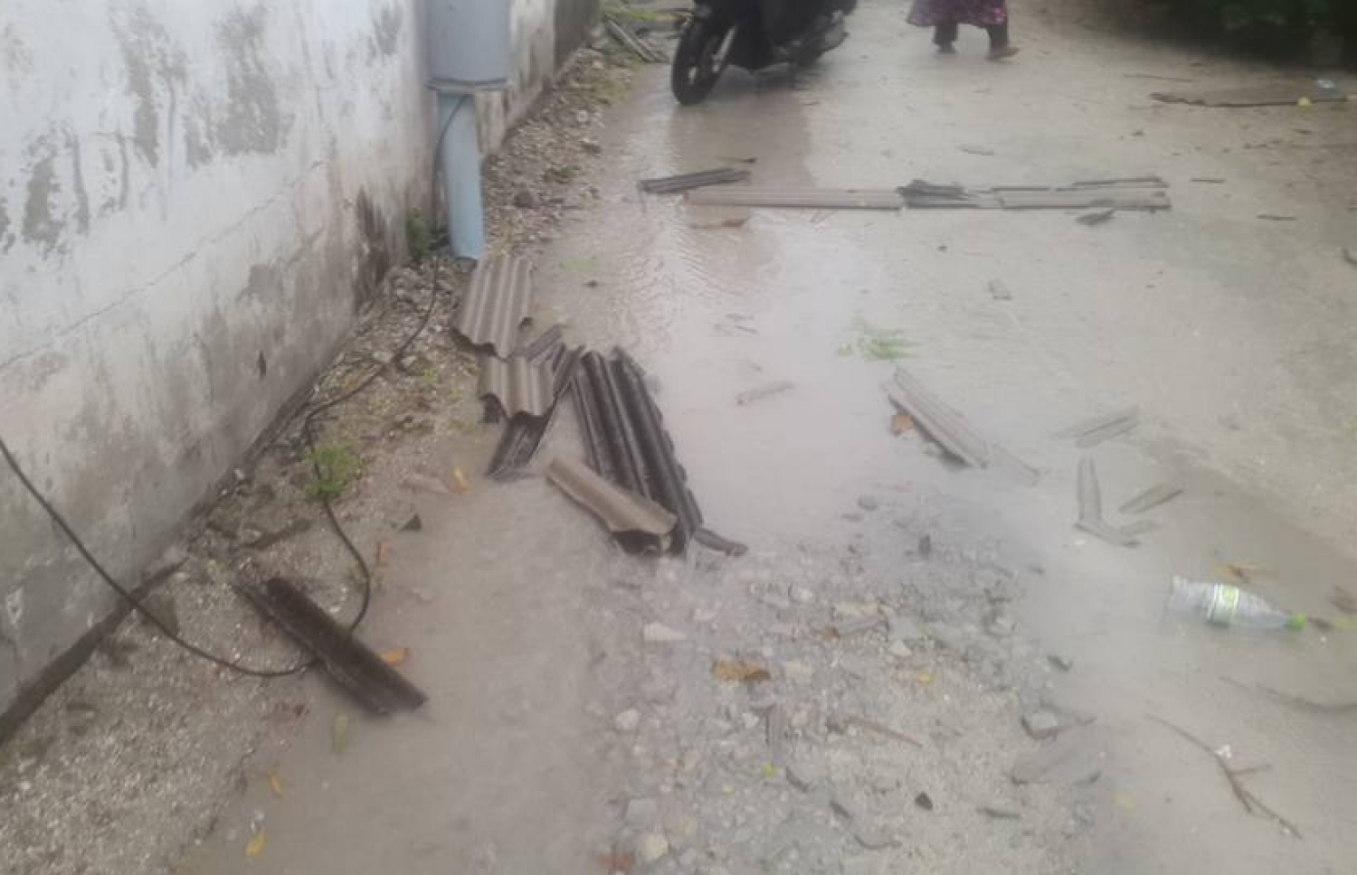 ލ. މާވަށަށް އެރި ނަގޫރޯޅީގައި ބައެއް ގެތަކުން ވެއްޓުނު އެއްޗެހި މަގުމަތީގައި-- ފޮޓޯ/ ފޭސްބުކް