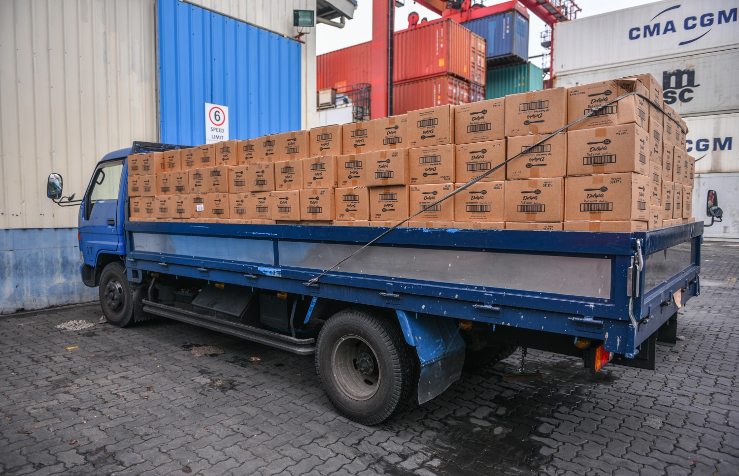 މާލޭގެ ވިޔަފާރި ބަނދަރުގައި މުދާ އަރުވާފައިވާ ލޮރީއެއް: ރަށު ތެރޭގައި ހުންނަ ގުދަންތަކަށް މުދާ ގެންދިއުމަށް ވަކި ގަޑިތަކެއް މިހާރު ވަނީ ކަނޑައަޅާފައި.