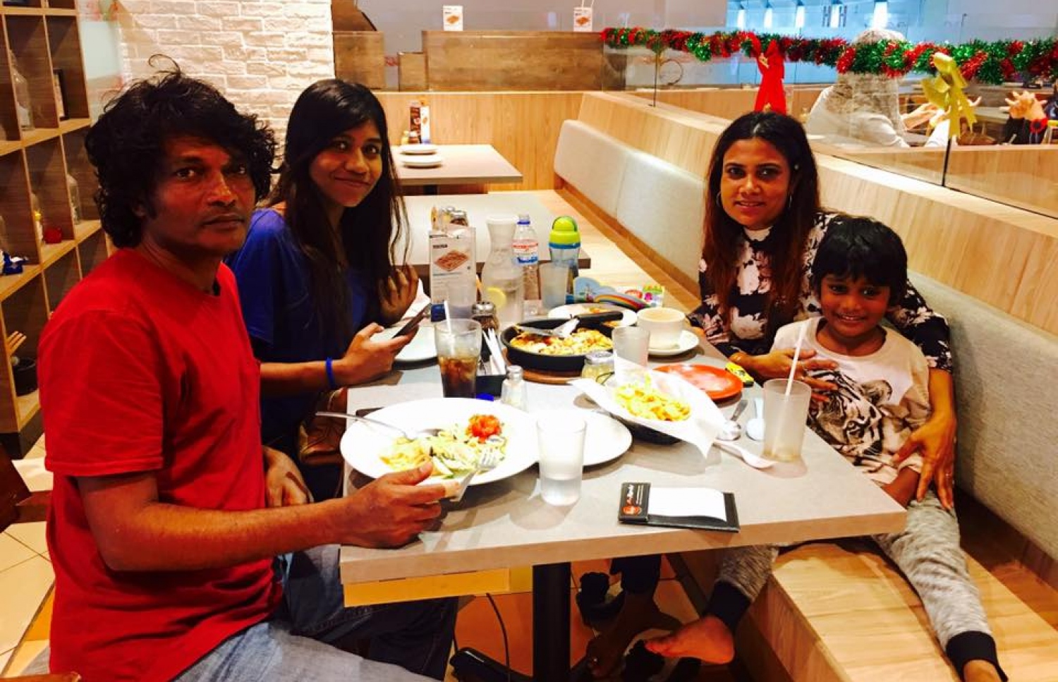 މަރިޔަމް ވަހީދާ، ފިރިމީހާ ހަސަން އަދި ރައްޓެއްސަކާ އެކު ކެއުމަކަށް އިންސާފު ކުރަނީ