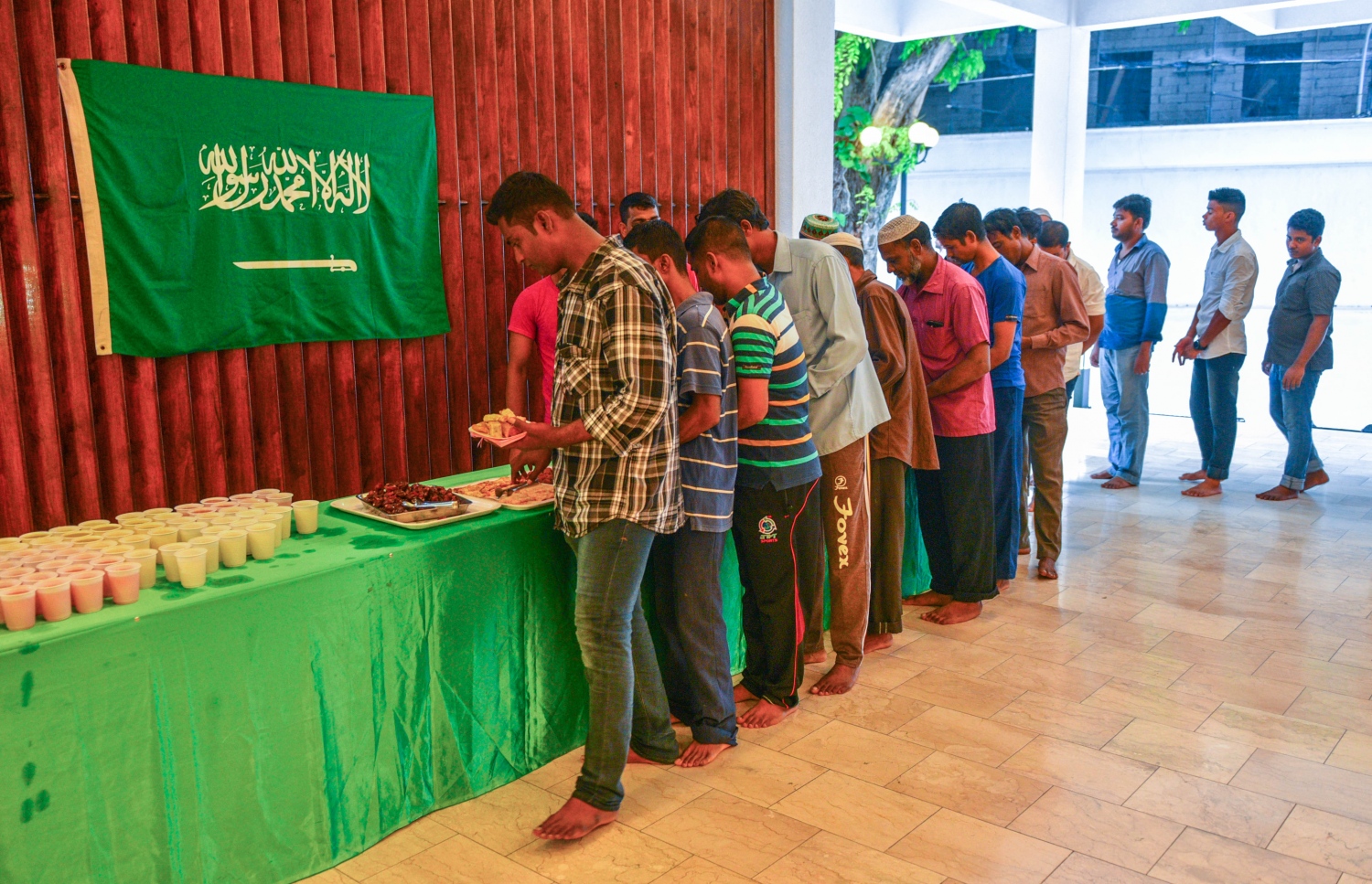 އިސްލާމީ މަރުކަޒުގައި މިއަދު ބޭއްވި ސައޫދީ އެމްބަސީގެ ރޯދަ ވީއްލުން: މިއީ ރޯދަ މަހާ ގުޅިގެން ދޭ ހަދިޔާއެއް ކަމަށް އެމްބަސީން ބުނޭ. --ފޮޓޯ: ހުސެއިން ވަހީދު/ މިހާރު