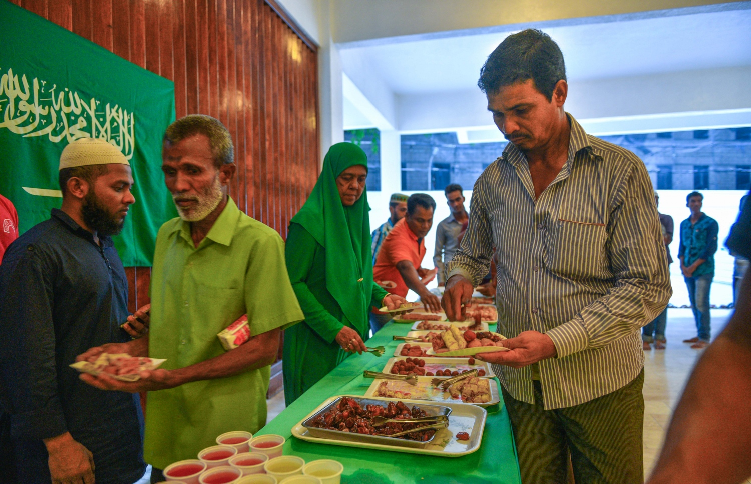 ސައޫދީ އެމްބަސީގެ ރޯދަ ވީއްލުމުގައި ބަޔަކު މިއަދު ބައިވެރިވަނީ. --ފޮޓޯ: ހުސެއިން ވަހީދު/ މިހާރު