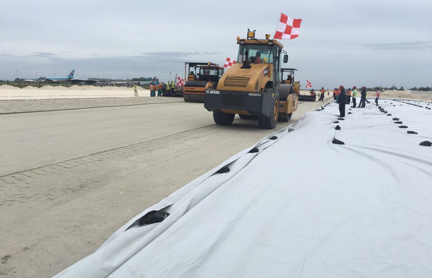 ވެލާނާ އިންޓަނޭޝަނަލް އެއާޕޯޓުގެ އާ ރަންވޭގައި ފައުންޑޭޝަން އެޅުމުގެ ކުރިން ފަސްގަނޑު ކޮމްޕެކްޓް ކުރަނީ: މިއީ މިހާތަނަށް އެތަނުގައި ކުރި އެންމެ ބޮޑު މަސައްކަތް.---އެމްއޭސީއެލް ފޮޓޯ