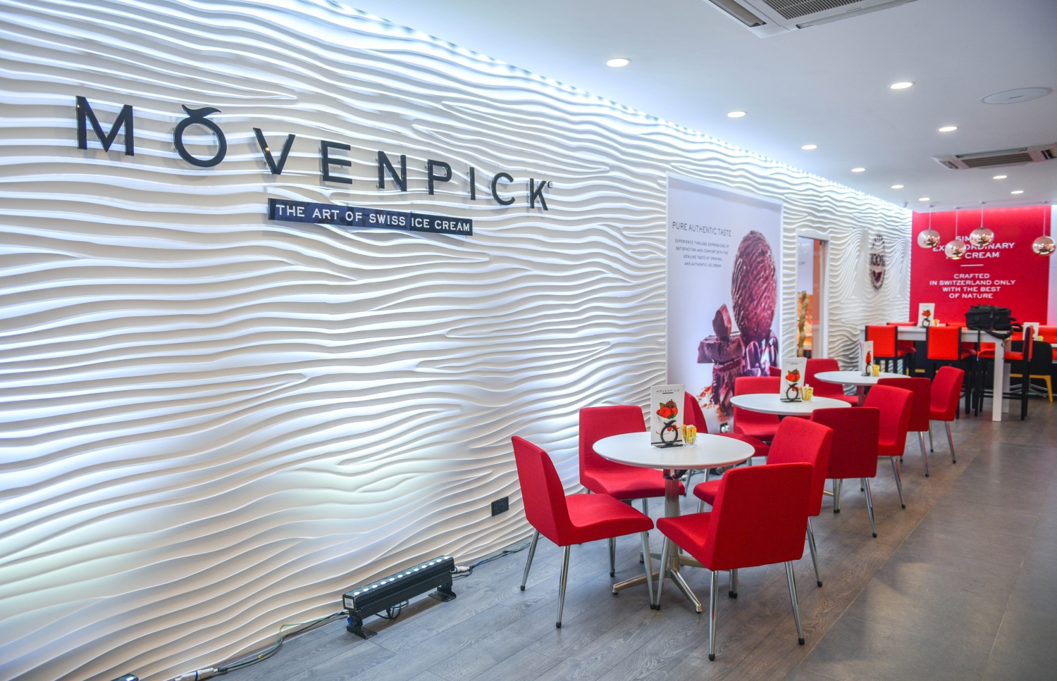 މާލެ: ޖޫން 2، 2017- މާލޭގައި މިރޭ ހުޅުވި މޫވެންޕިކް ރެސްޓޯރަންޓް: މި ބްރޭންޑްގެ އައިސްކްރީމަށް ދިވެހިންގެ މެދުގައި ބޮޑު ތަރުހީބެއް އޮވޭ.---މިހާރު ފޮޓޯ: ހުސެއިން ވަހީދު