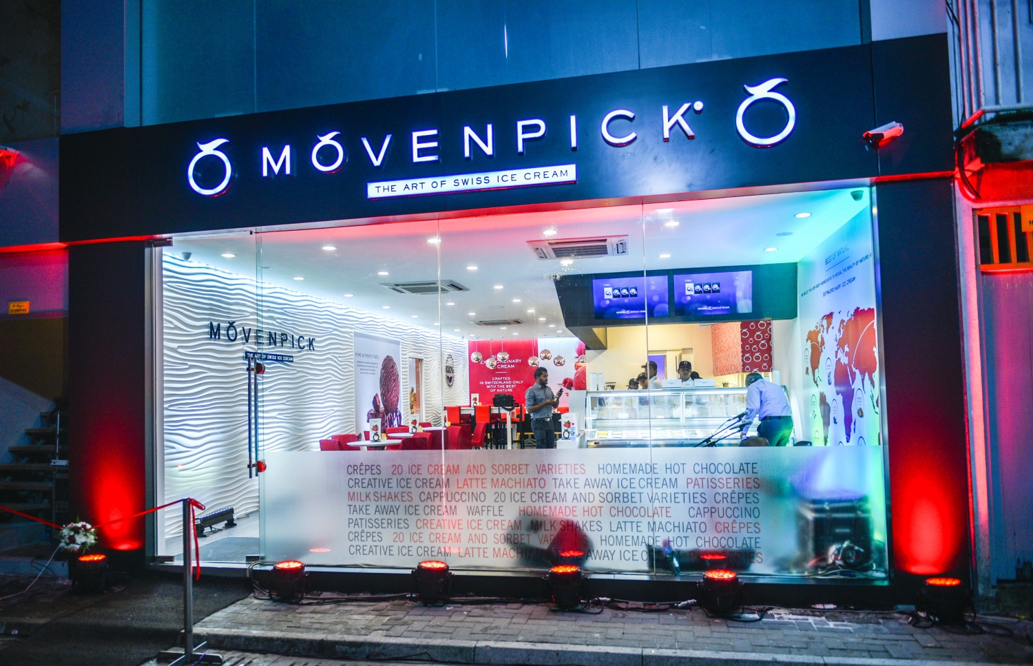 މާލެ: ޖޫން 2، 2017- މާލޭގައި މިރޭ ހުޅުވި މޫވެންޕިކް ރެސްޓޯރަންޓް: މި ބްރޭންޑްގެ އައިސްކްރީމަށް ދިވެހިންގެ މެދުގައި ބޮޑު ތަރުހީބެއް އޮވޭ.---މިހާރު ފޮޓޯ: ހުސެއިން ވަހީދު