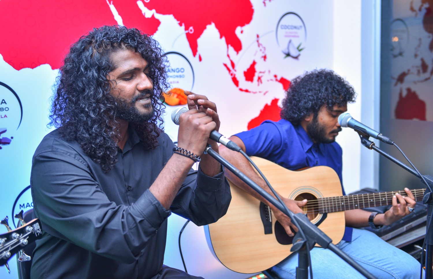 މާލެ: ޖޫން 2، 2017- މާލޭގައި މޫވެންޕިކް ރެސްޓޯރަންޓް ހުޅުވުމަށް މިރޭ ބޭއްވި ކުޑަ ހަފުލާގައި މިއުޒިކް އައިޓަމެއް ހުށަހަޅަނީ.---މިހާރު ފޮޓޯ: ހުސެއިން ވަހީދު