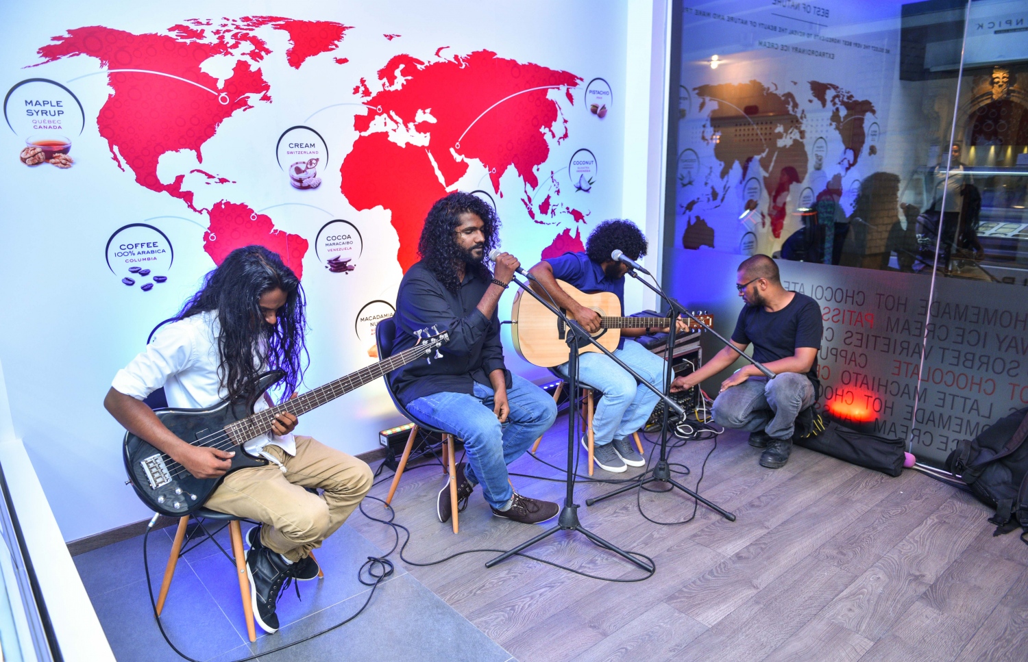 މާލެ: ޖޫން 2، 2017- މާލޭގައި މޫވެންޕިކް ރެސްޓޯރަންޓް ހުޅުވުމަށް މިރޭ ބޭއްވި ކުޑަ ހަފުލާގައި މިއުޒިކް އައިޓަމެއް ހުށަހަޅަނީ.---މިހާރު ފޮޓޯ: ހުސެއިން ވަހީދު