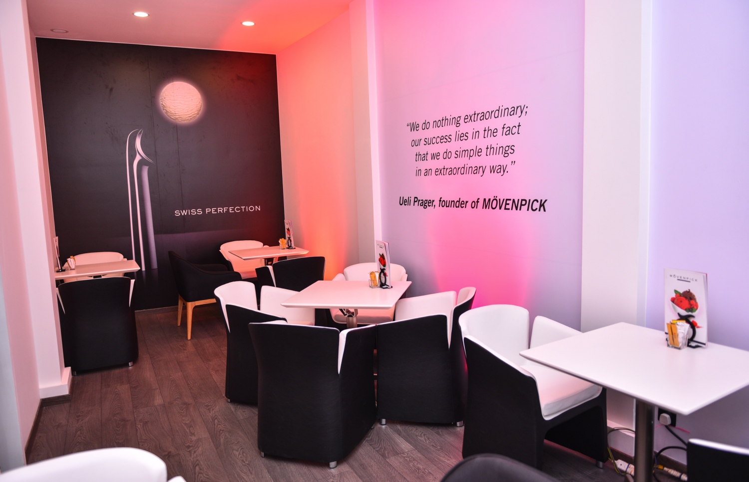 މާލެ: ޖޫން 2، 2017- މާލޭގައި މިރޭ ހުޅުވި މޫވެންޕިކް ރެސްޓޯރަންޓް: ފުރަތަމަ ރޭ ވެސް ގިނަ ބަޔަކު ދިޔަ.---މިހާރު ފޮޓޯ: ހުސެއިން ވަހީދު